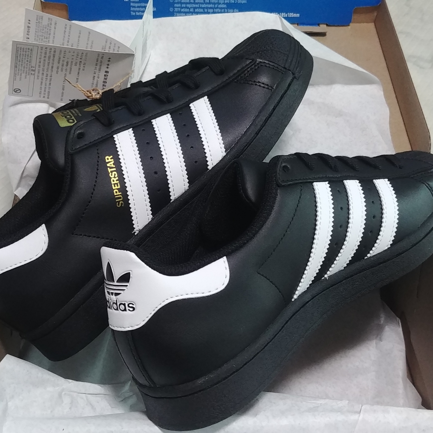 Adidas Superstar Core Black White 착용 스타일 - 1