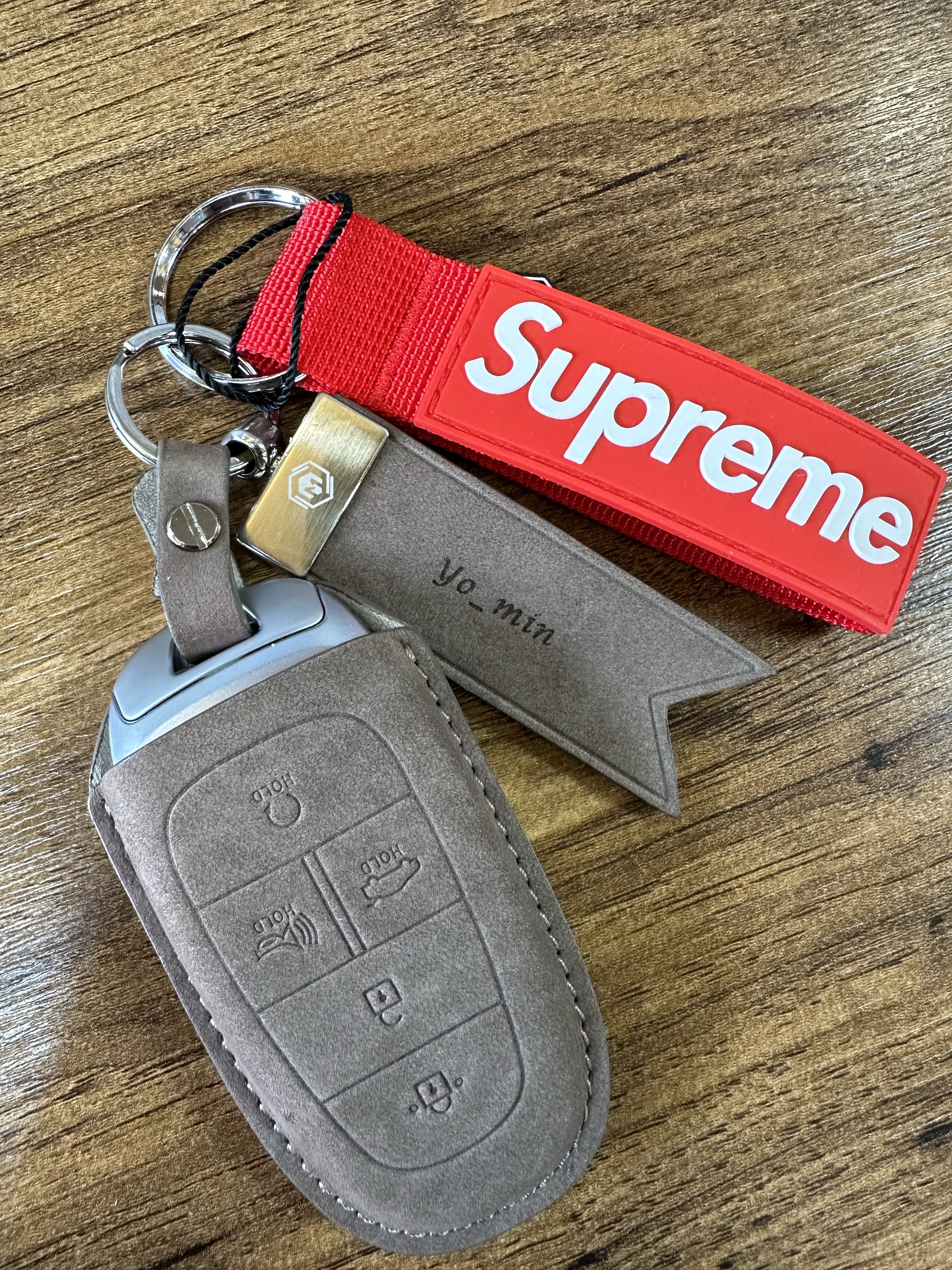 Supreme Webbing Keychain Red - 20FW, Supreme Kuumba T-Shirt Air Freshener White - 22FW 착용 스타일 - 1