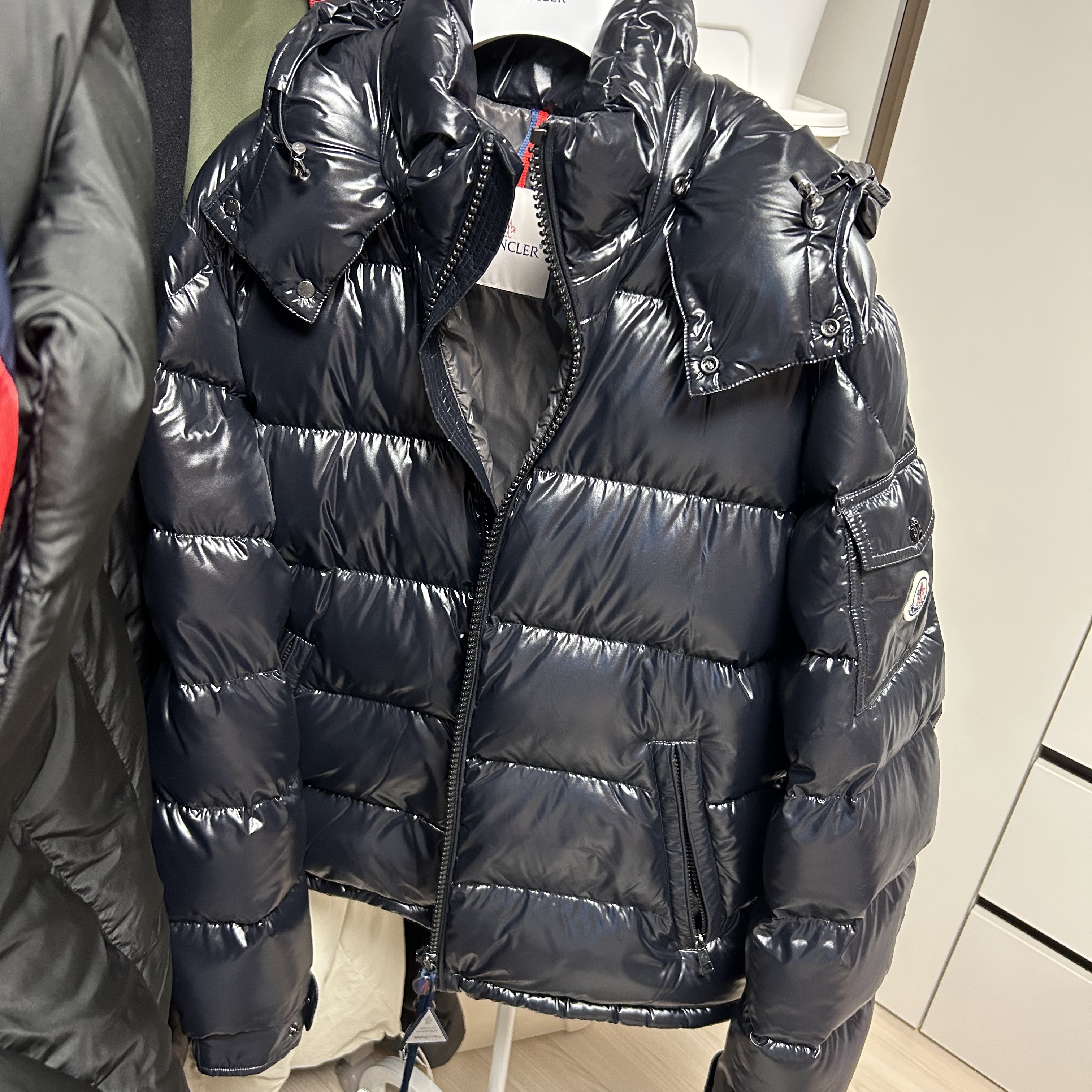 Moncler Maya Short Down Jacket Black - 23FW 착용 스타일 - 1