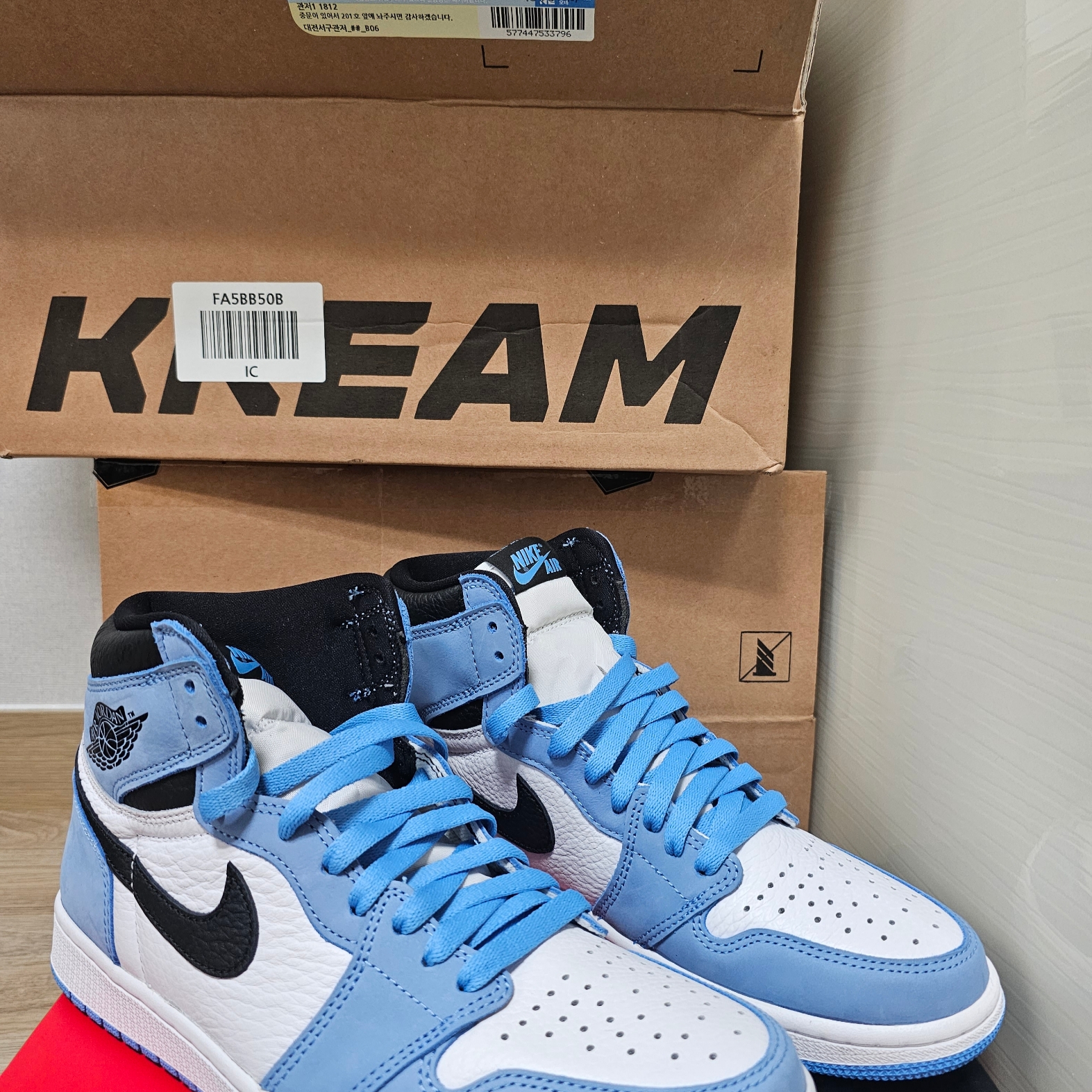 Jordan 1 Retro High OG University Blue 착용 스타일 - 2