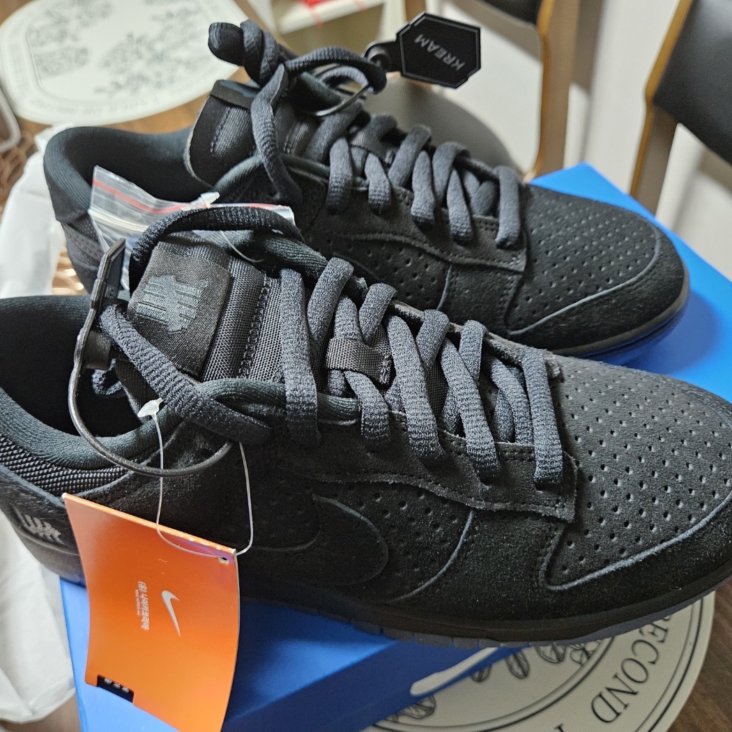 Nike x Undefeated Dunk Low SP 5 On It Black 착용 스타일 - 1