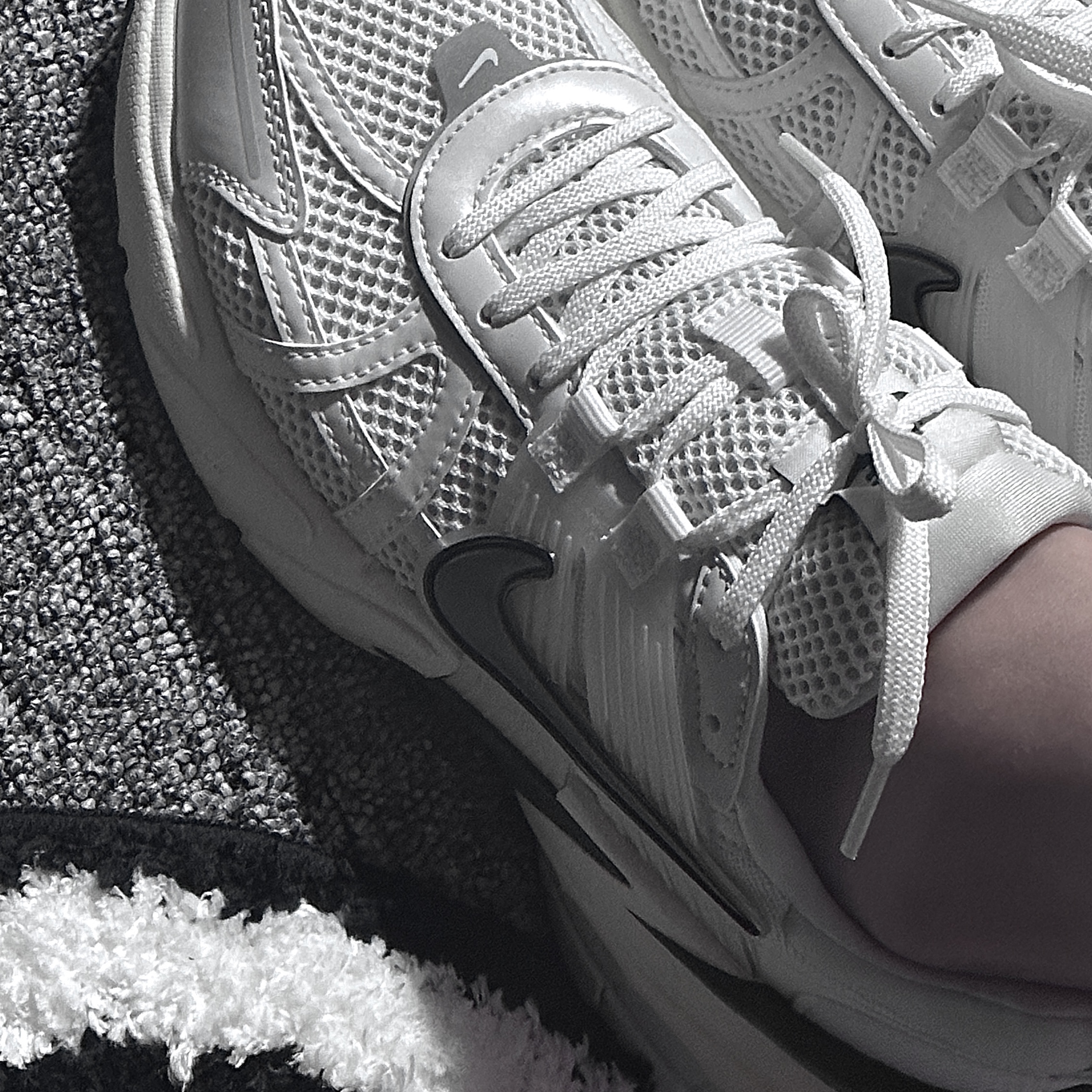 Nike V2K Run White Fir 착용 스타일 - 2
