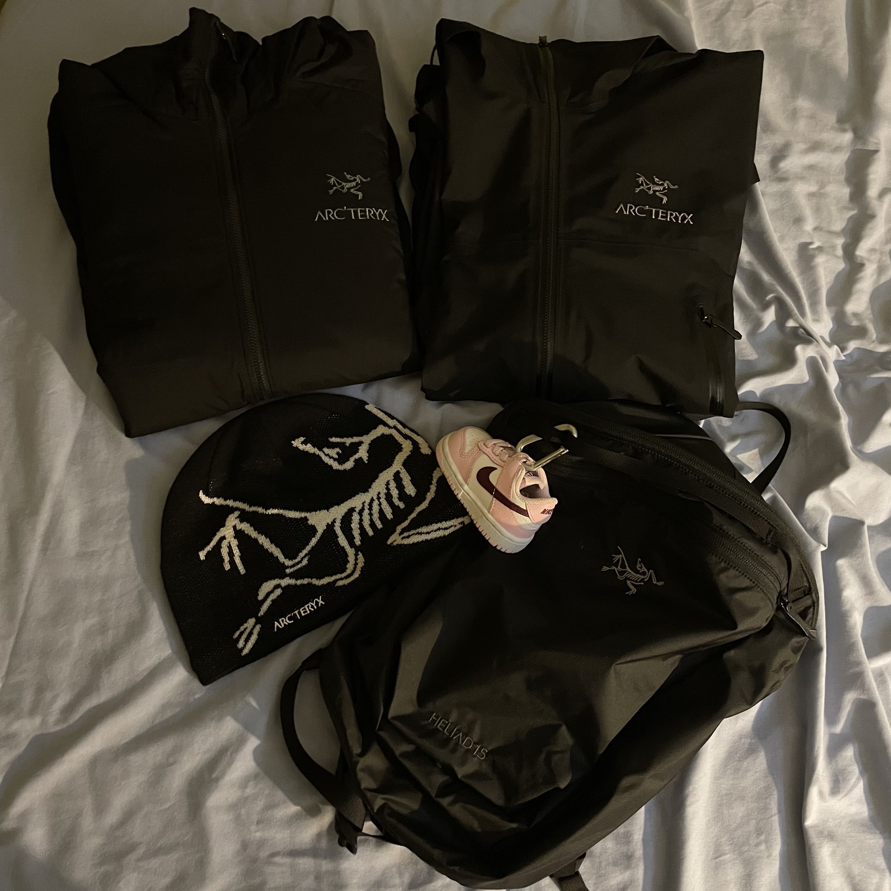 Arc'teryx Atom LT Hoody Black, Arc'teryx Beta Jacket Black 착용 스타일