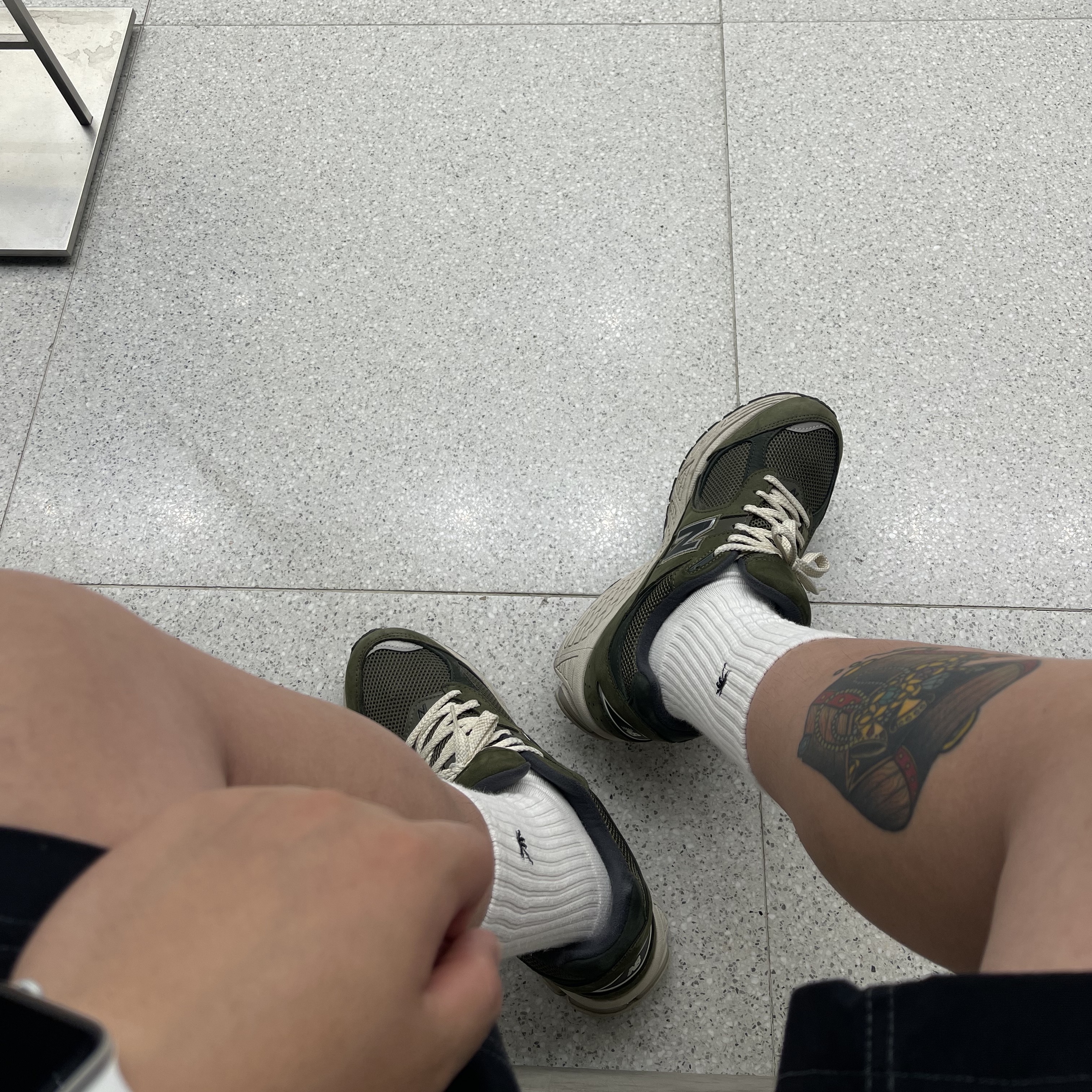 New Balance 2002R Special Vintage Khaki, Apple Watch SE 40mm GPS Silver Aluminum Case with Sport Band White (Korean Ver.) 착용 스타일 - 4