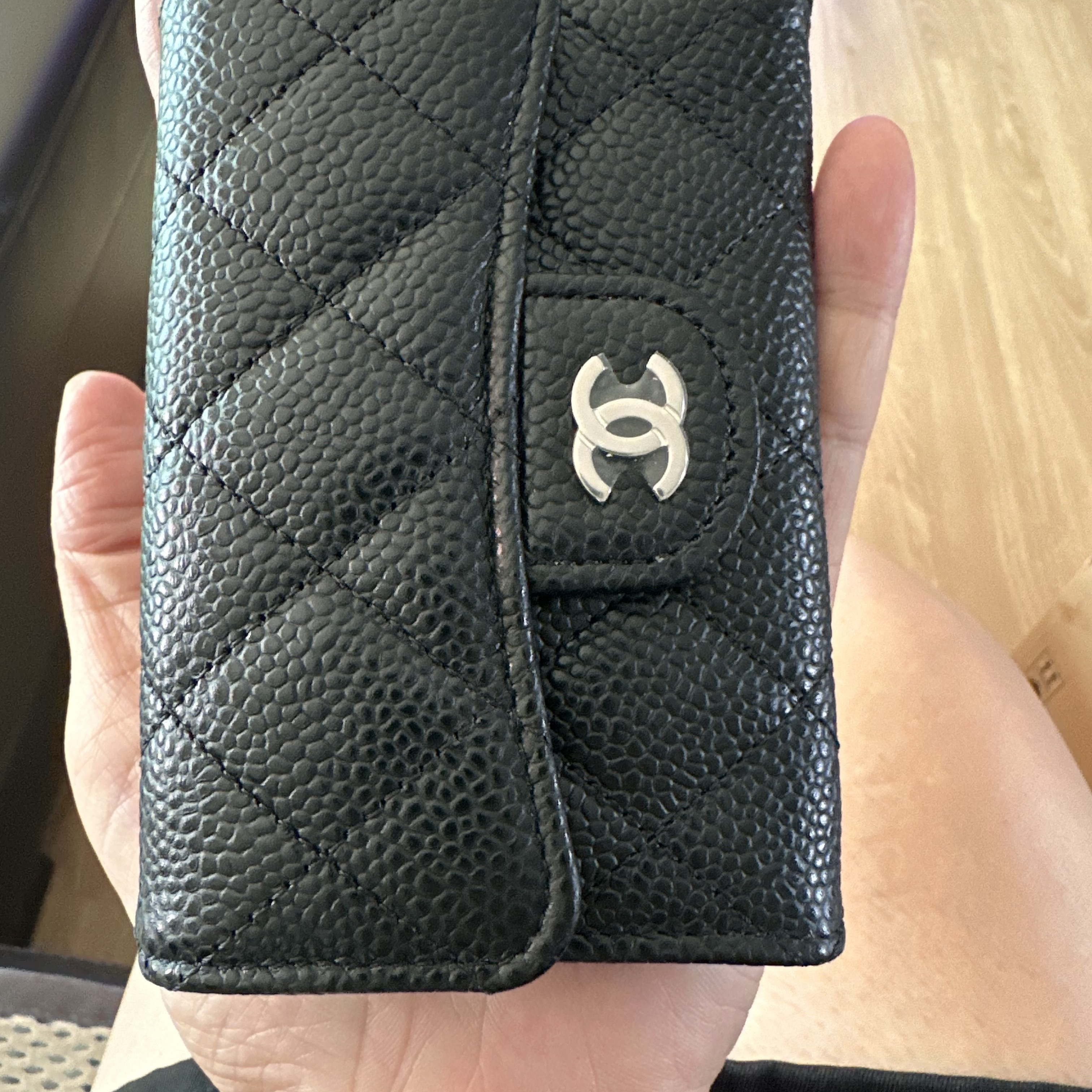 Chanel Classic Card Holder Grained Calfskin & Silver Black 착용 스타일