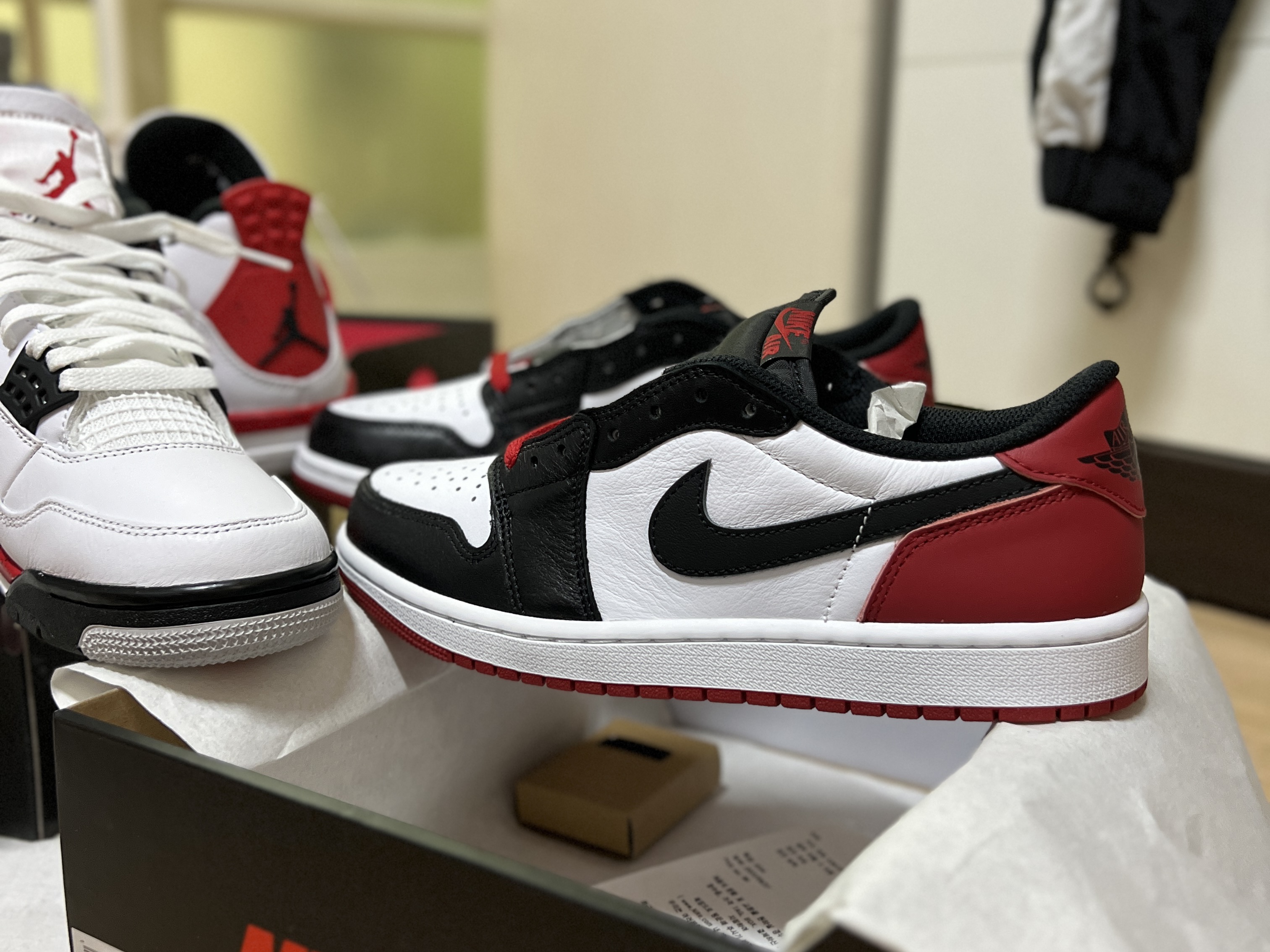 Jordan 4 Retro Red Cement, Jordan 1 Retro Low OG Black Toe 착용 스타일 - 3