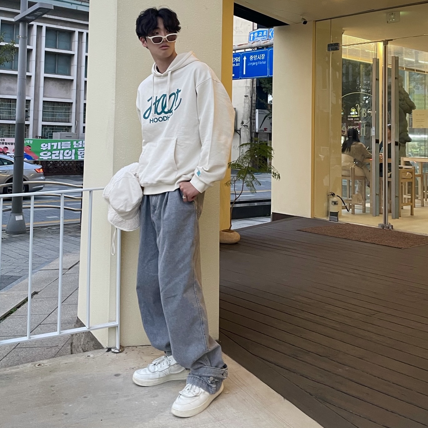 Jacquemus Le Bob Artichaut Bucket Hat Off White, Nike x Comme des Garcons Homme Plus Air Force Mid White 착용 스타일 - 2