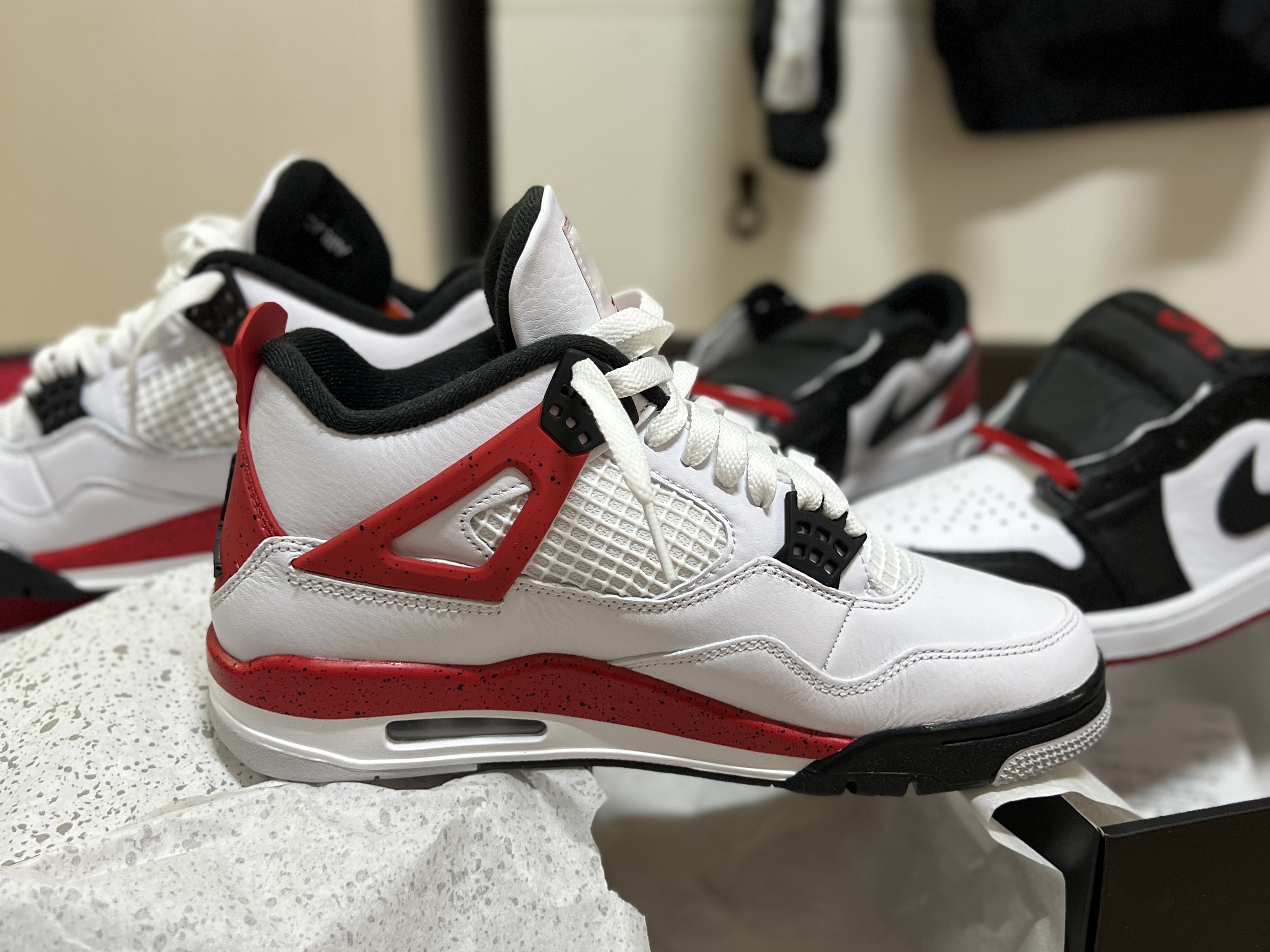 Jordan 4 Retro Red Cement, Jordan 1 Retro Low OG Black Toe 착용 스타일 - 2