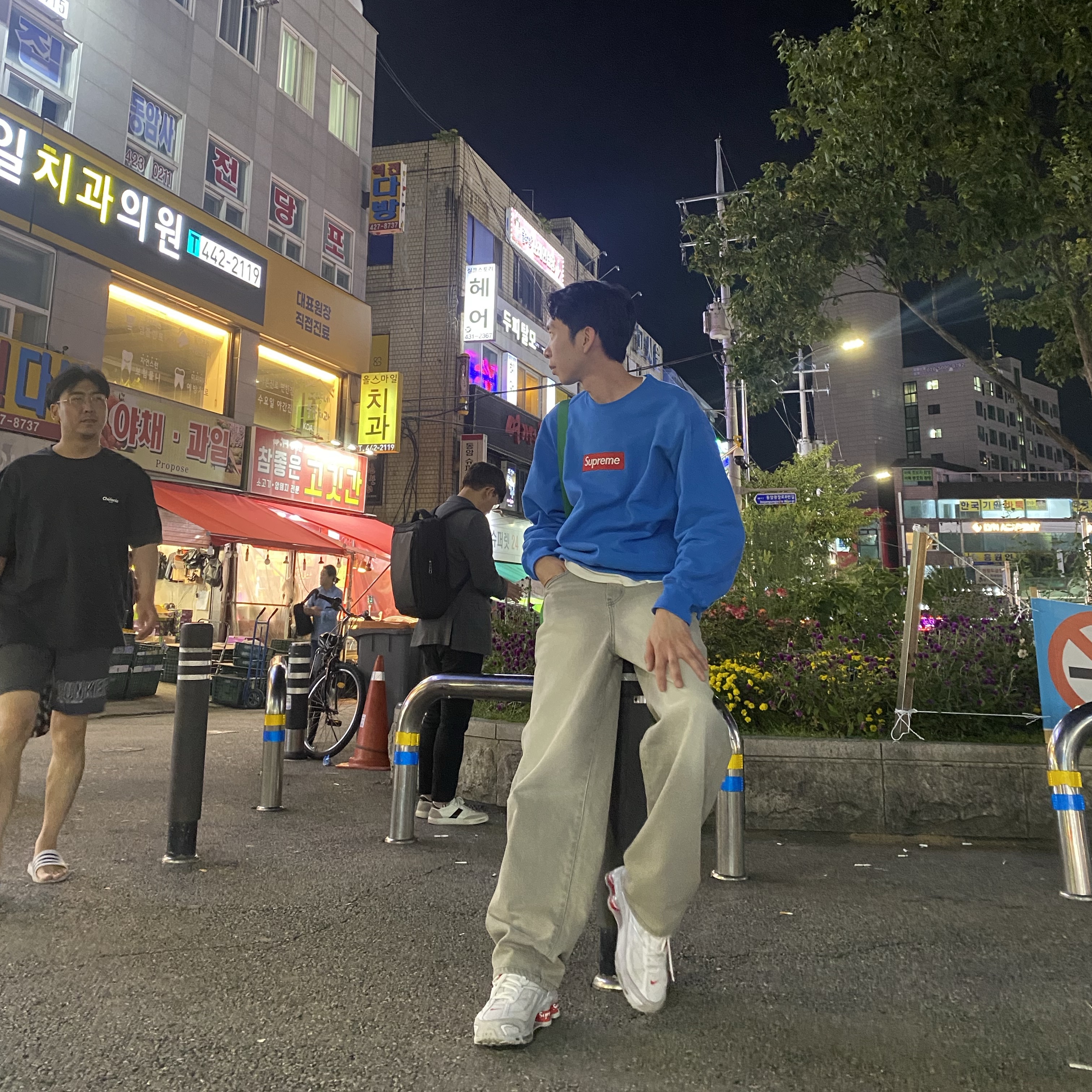 Supreme Box Logo Crewneck Blue - 22FW, Nike x Supreme Shox Ride 2 SP White 착용 스타일 - 2