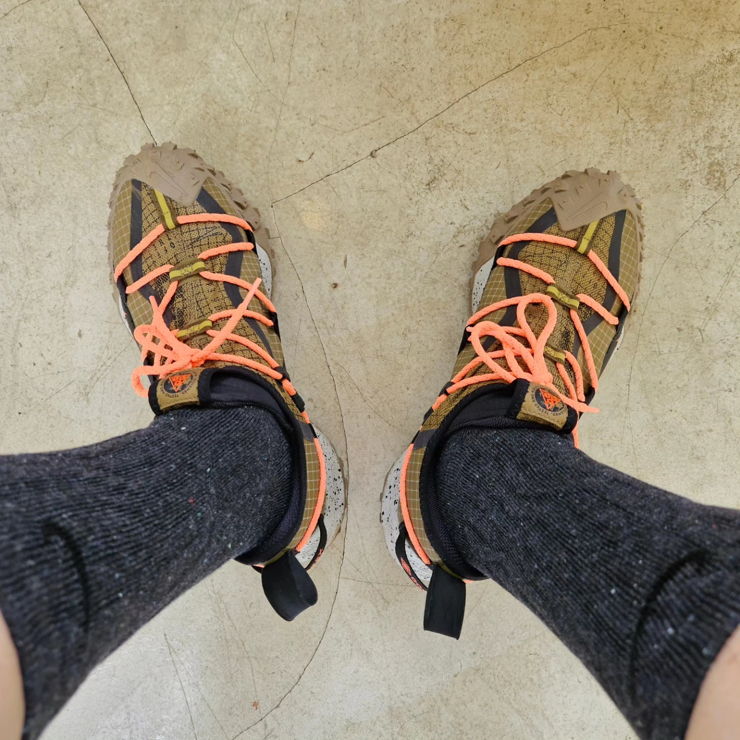 Nike ACG Mountain Fly Low Gore-Tex SE Hazel Rush, Nike ACG Trail Cap Black 착용 스타일 - 3
