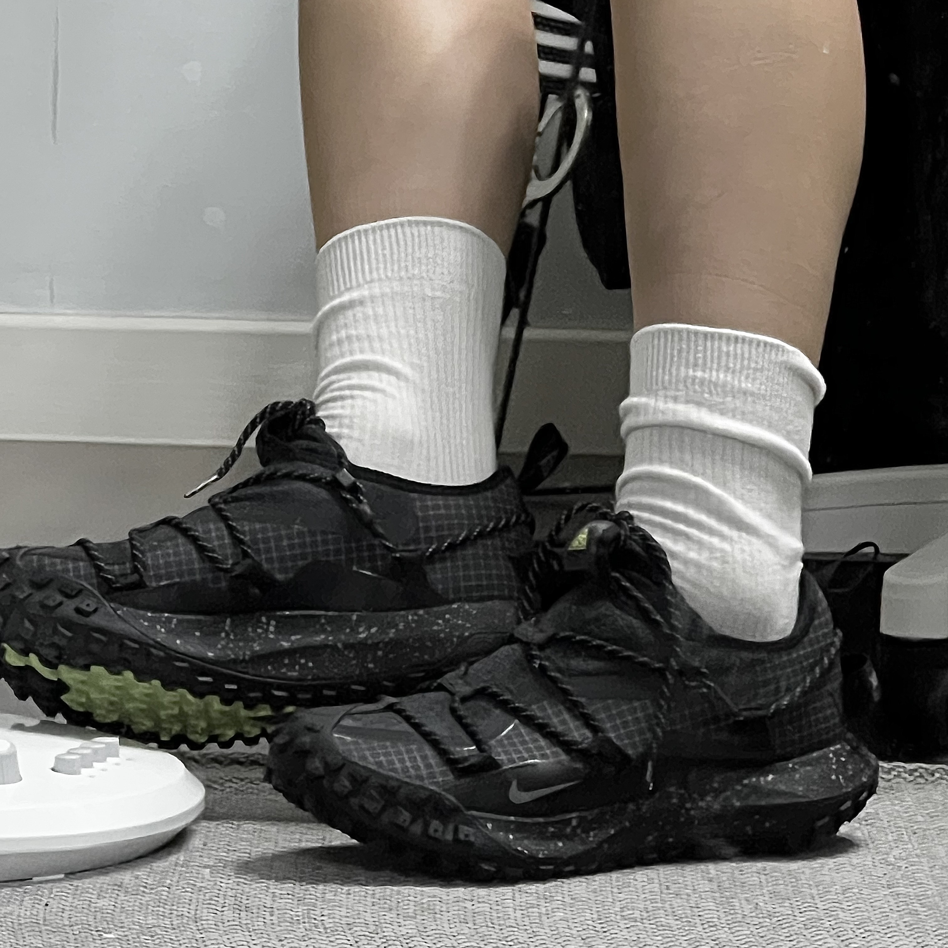 Nike ACG Mountain Fly Low Gore-Tex SE Dark Smoke Grey 착용 스타일 - 1