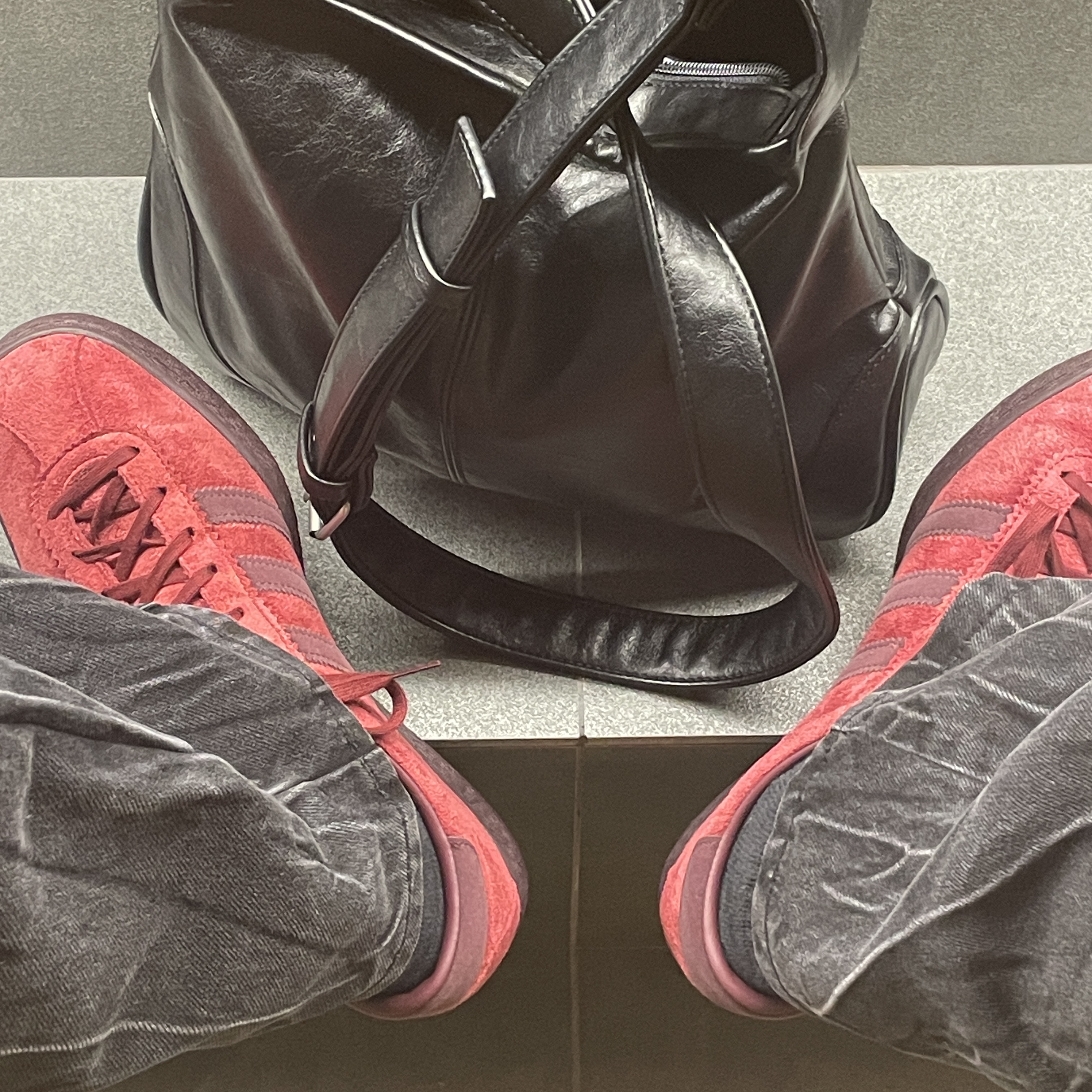 Adidas Tobacco Gruen Collegiate Burgundy, Millo Archive Shell Leather Day Bag Black 착용 스타일 - 1