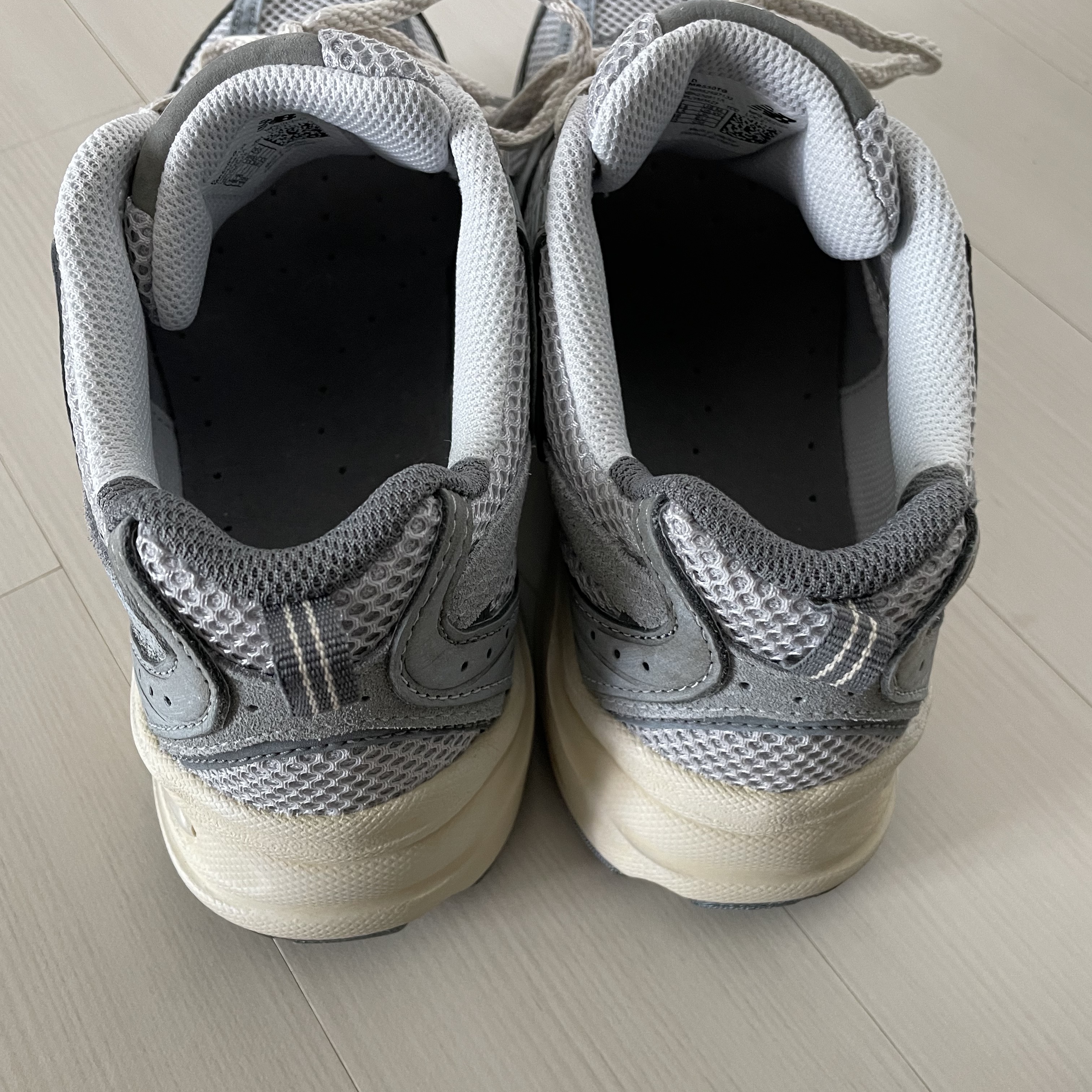 New Balance 530 Premium Vintage Grey Matter 착용 스타일 - 2