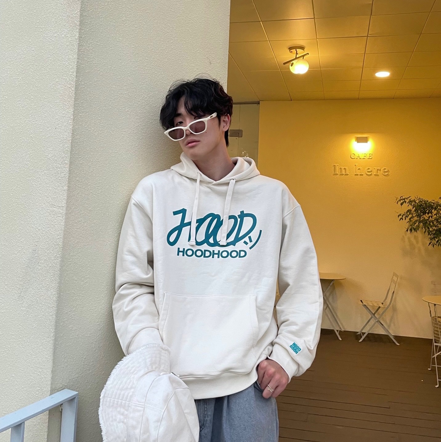 Jacquemus Le Bob Artichaut Bucket Hat Off White, Nike x Comme des Garcons Homme Plus Air Force Mid White 착용 스타일 - 4