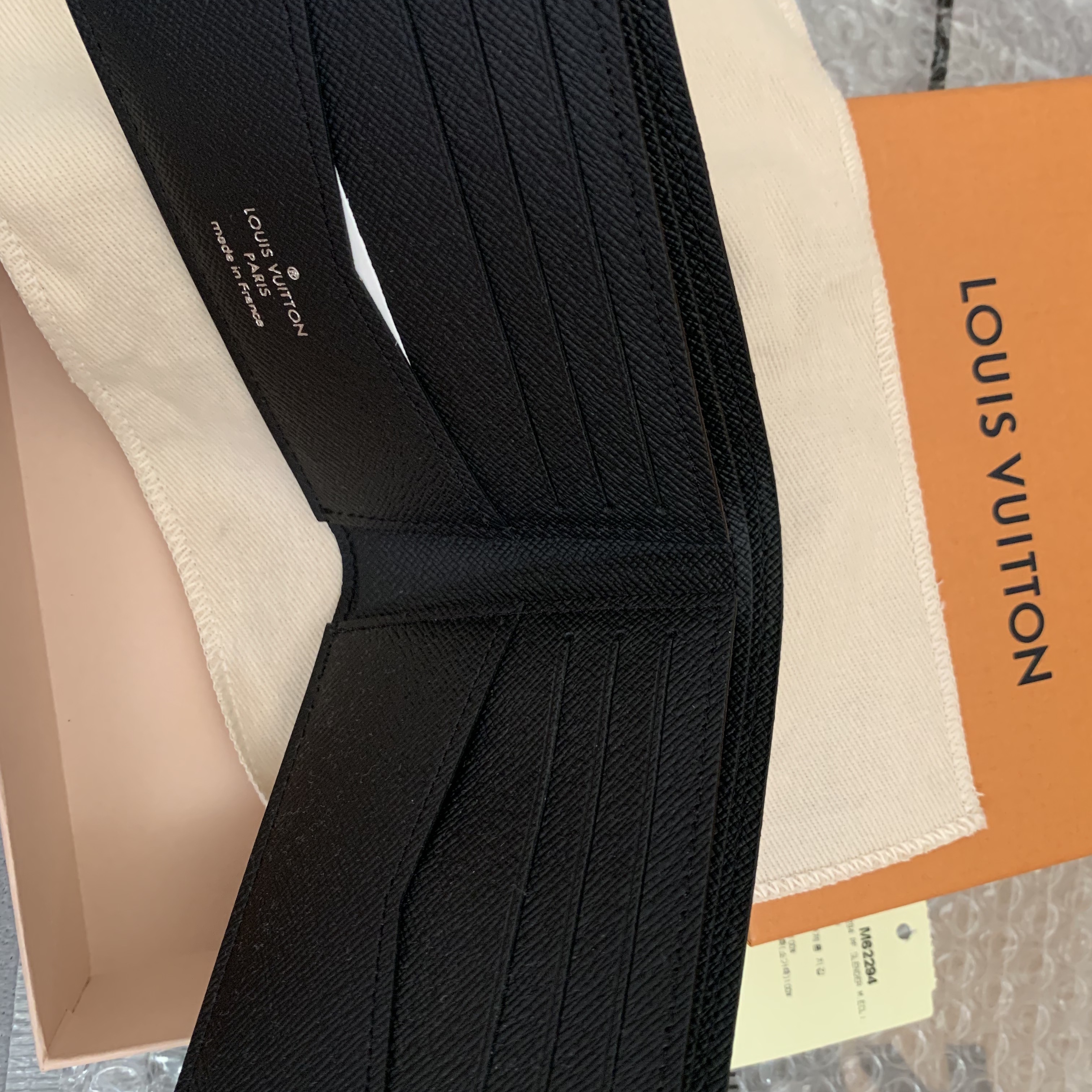 Louis Vuitton Slender Wallet Monogram Eclipse 착용 스타일