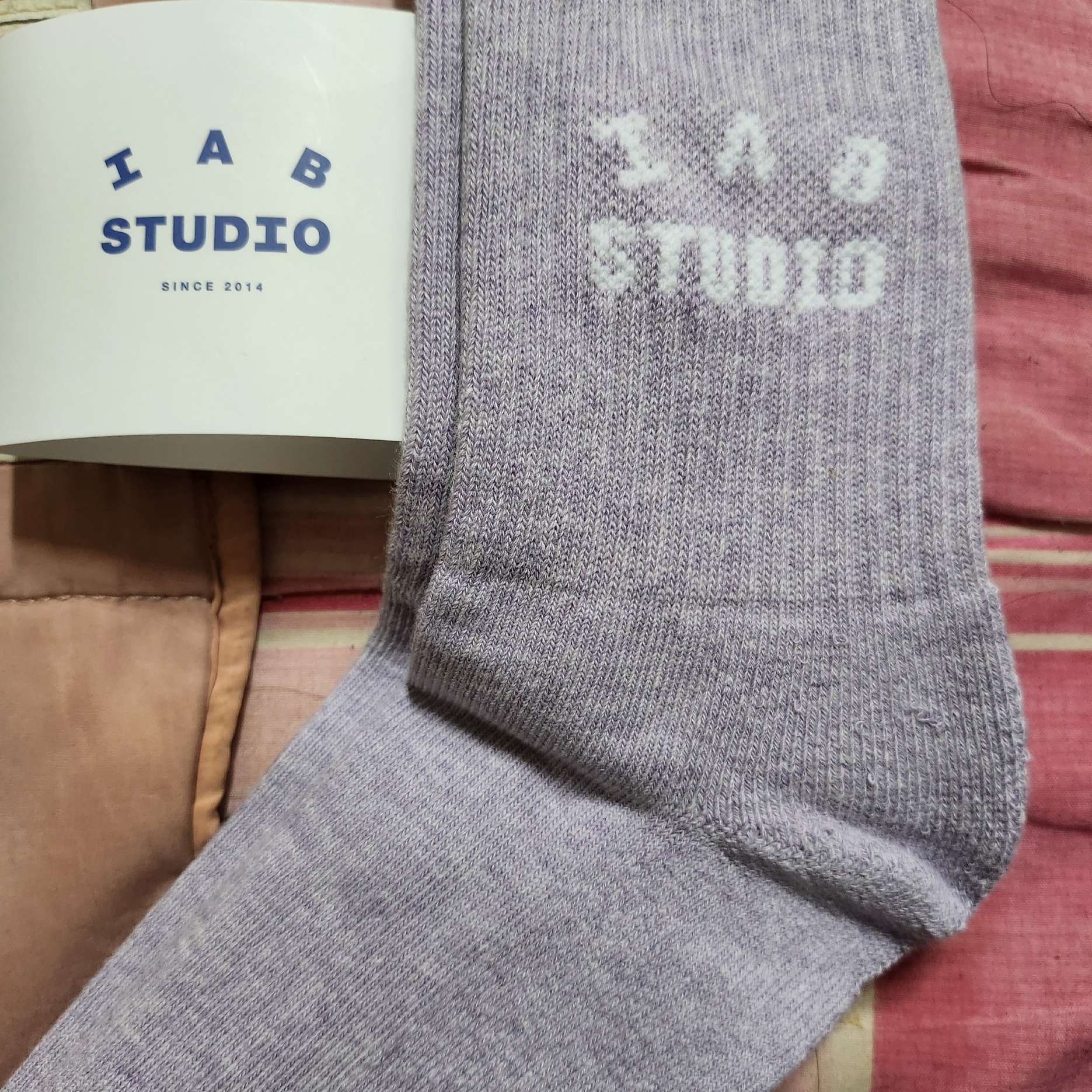 IAB Studio Socks Pack White Purple Cyan 착용 스타일