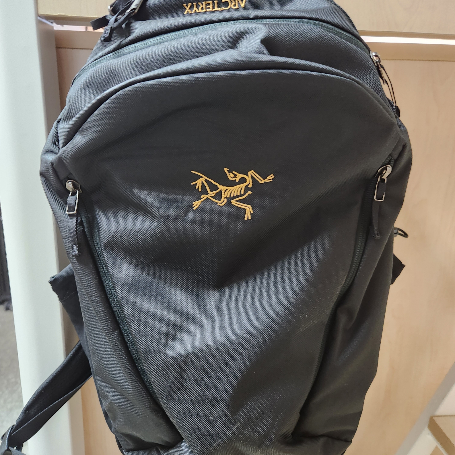 Arc'teryx Mantis 26 Backpack Black 착용 스타일