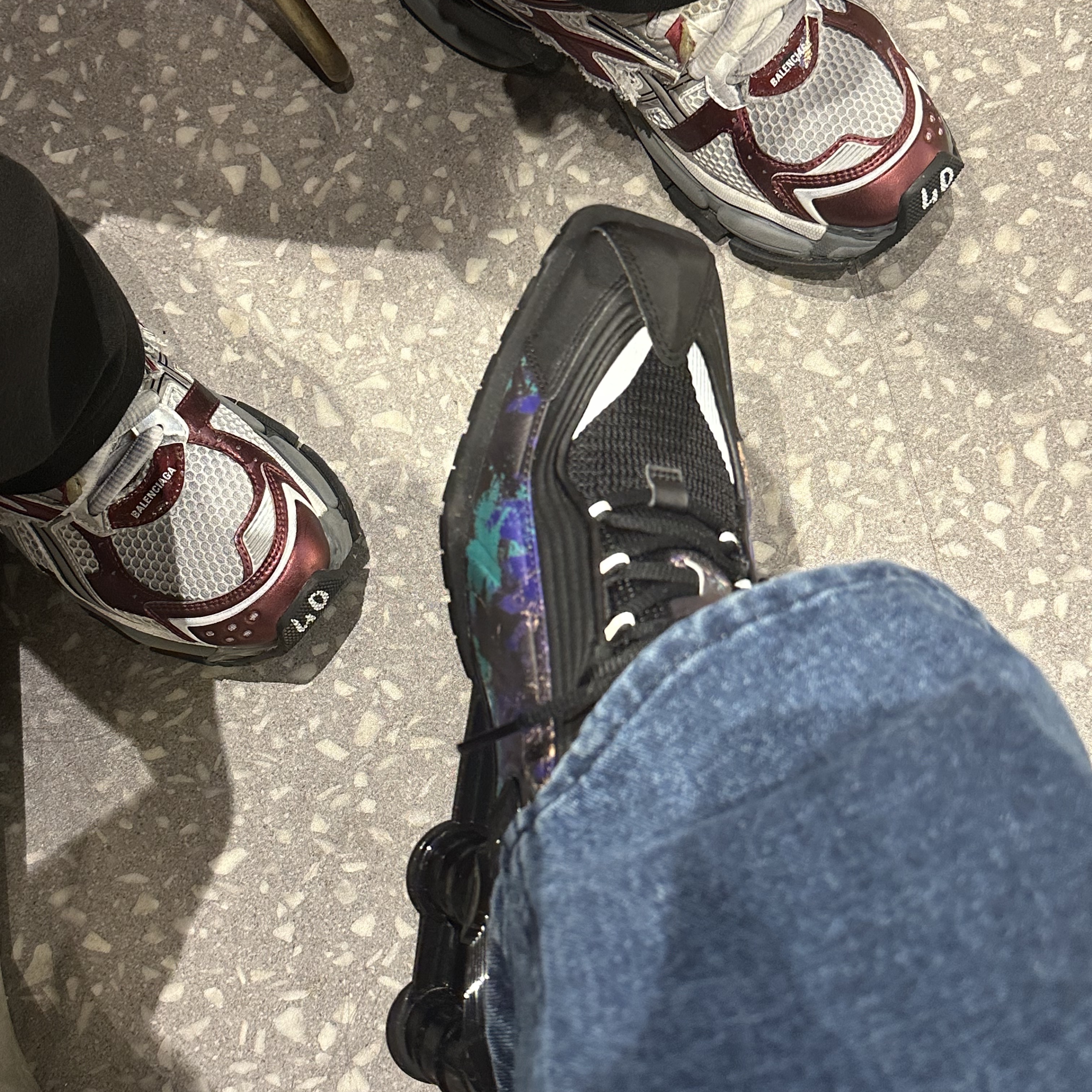 Nike x Martine Rose Shox MR4 Black Multi 착용 스타일 - 2