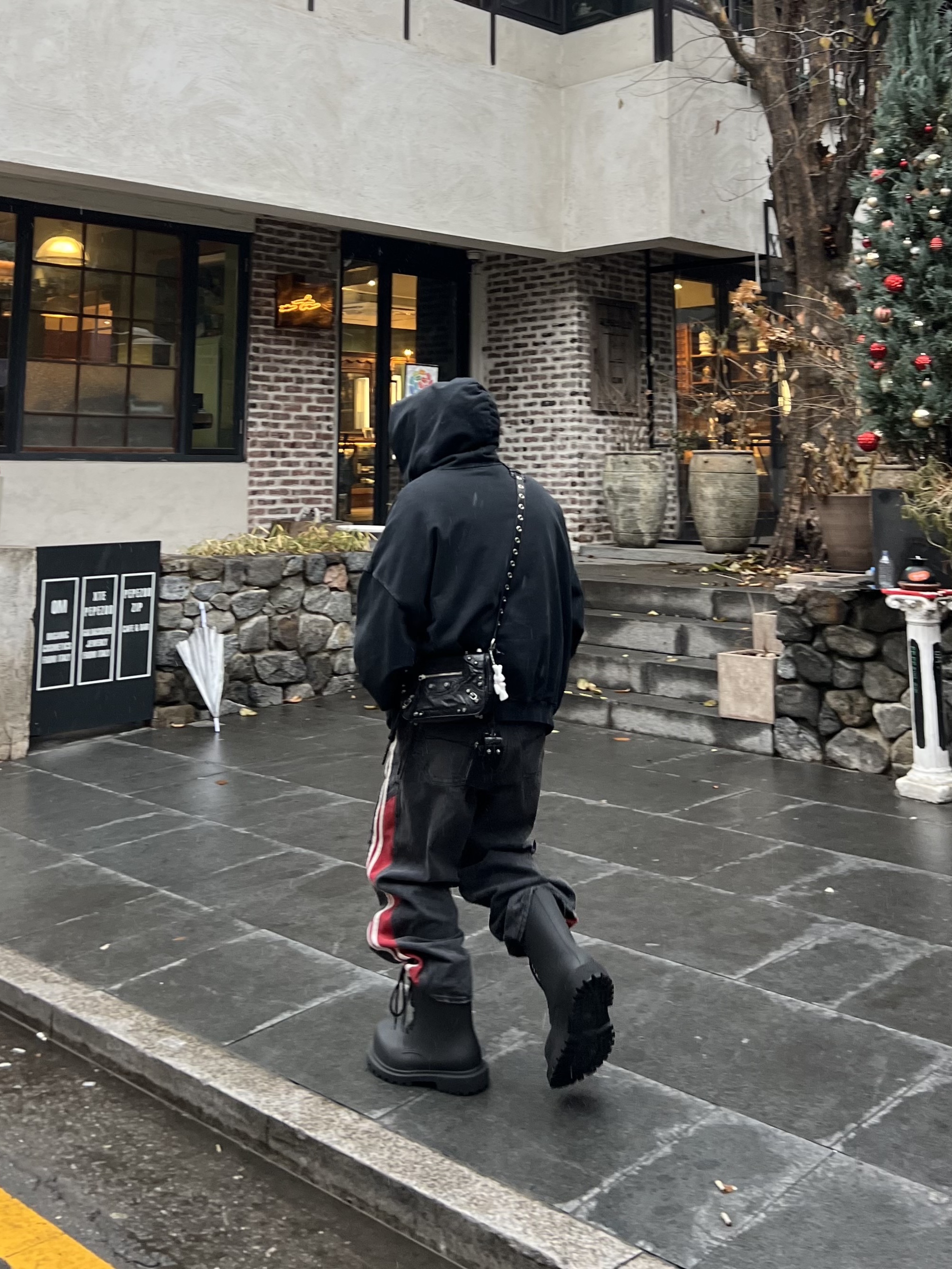 Balenciaga XL Army Boots Full Eva Black 착용 스타일