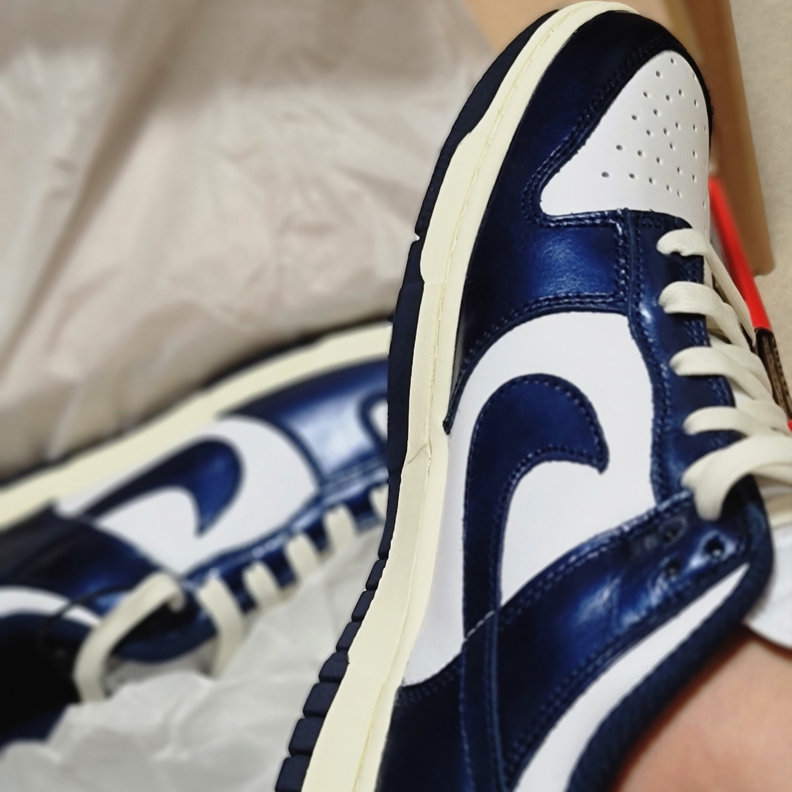 (W) Nike Dunk Low PRM Midnight Navy and White 착용 스타일 - 1