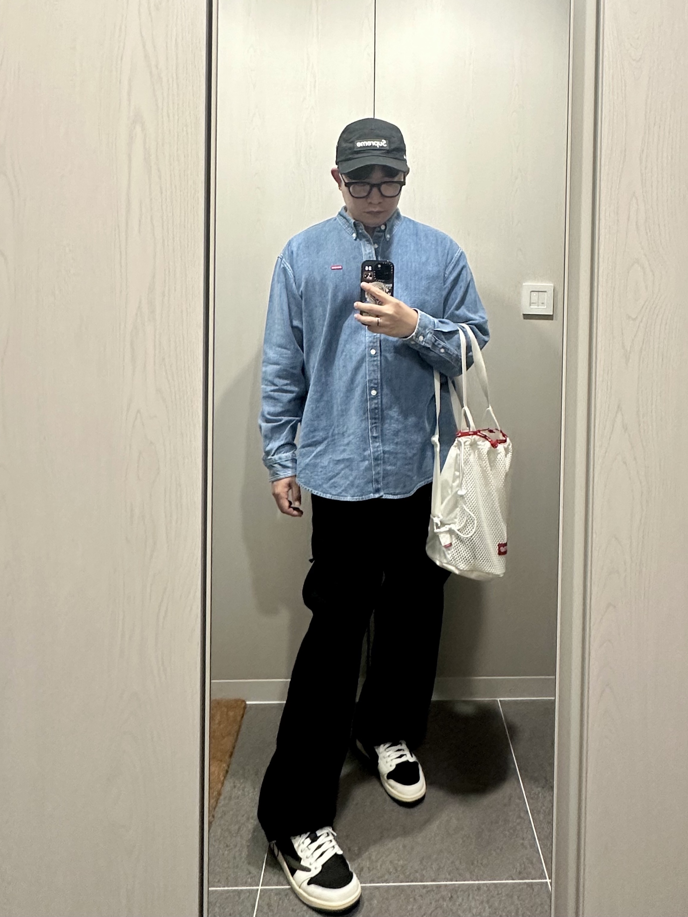 (W) Jordan 1 x Travis Scott Retro Low OG SP Medium Olive, Supreme Mesh Small Backpack White - 23SS 착용 스타일