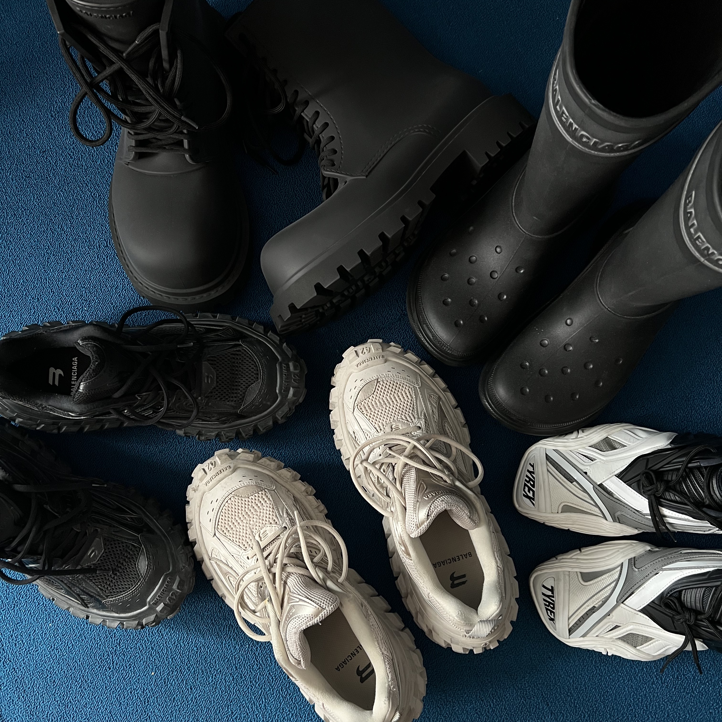 Balenciaga Tyrex Sneakers Black White, Balenciaga Defender Sneakers Beige 착용 스타일