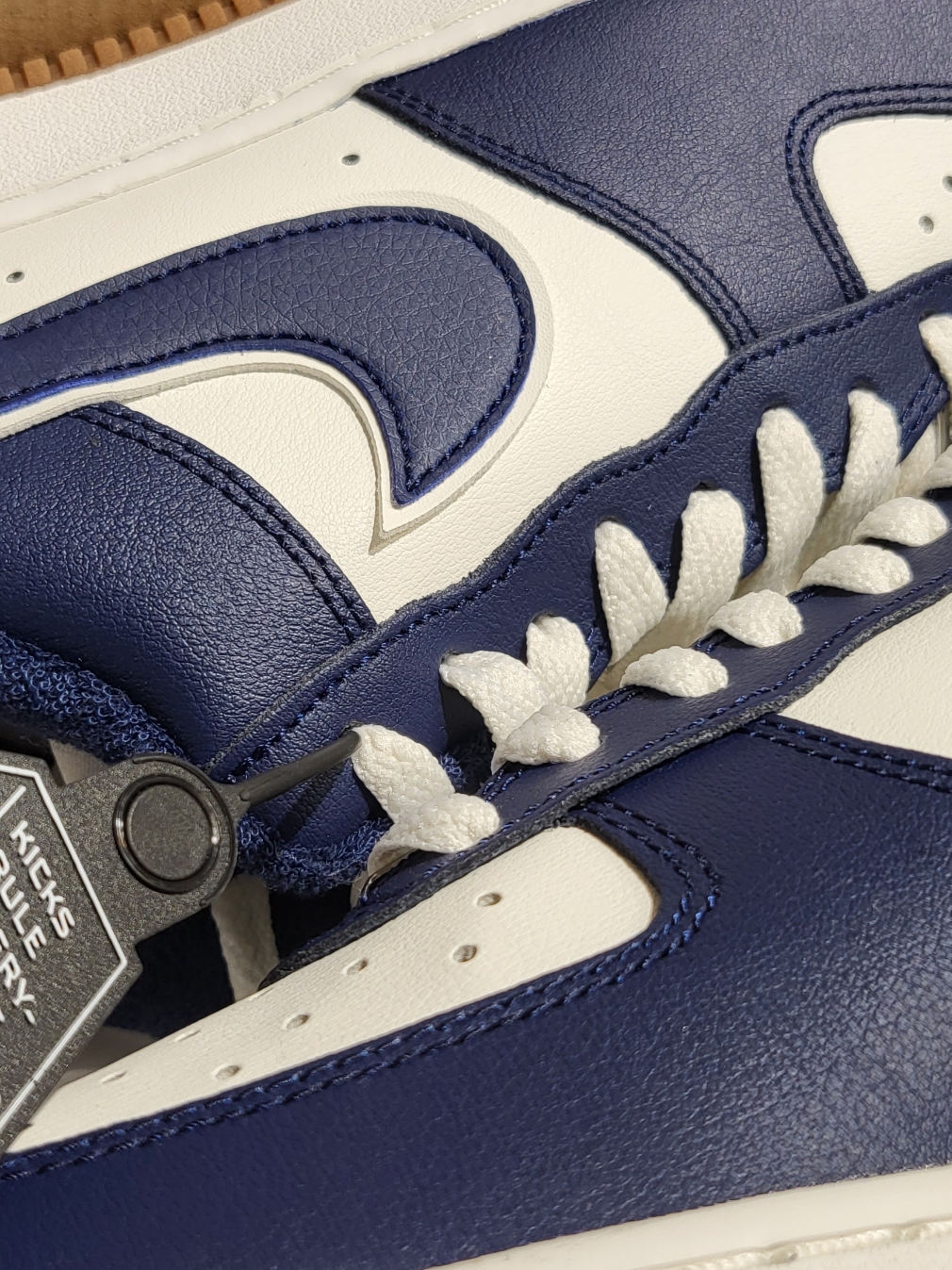 Nike Air Force 1 '07 LV8 Midnight Navy 착용 스타일 - 1