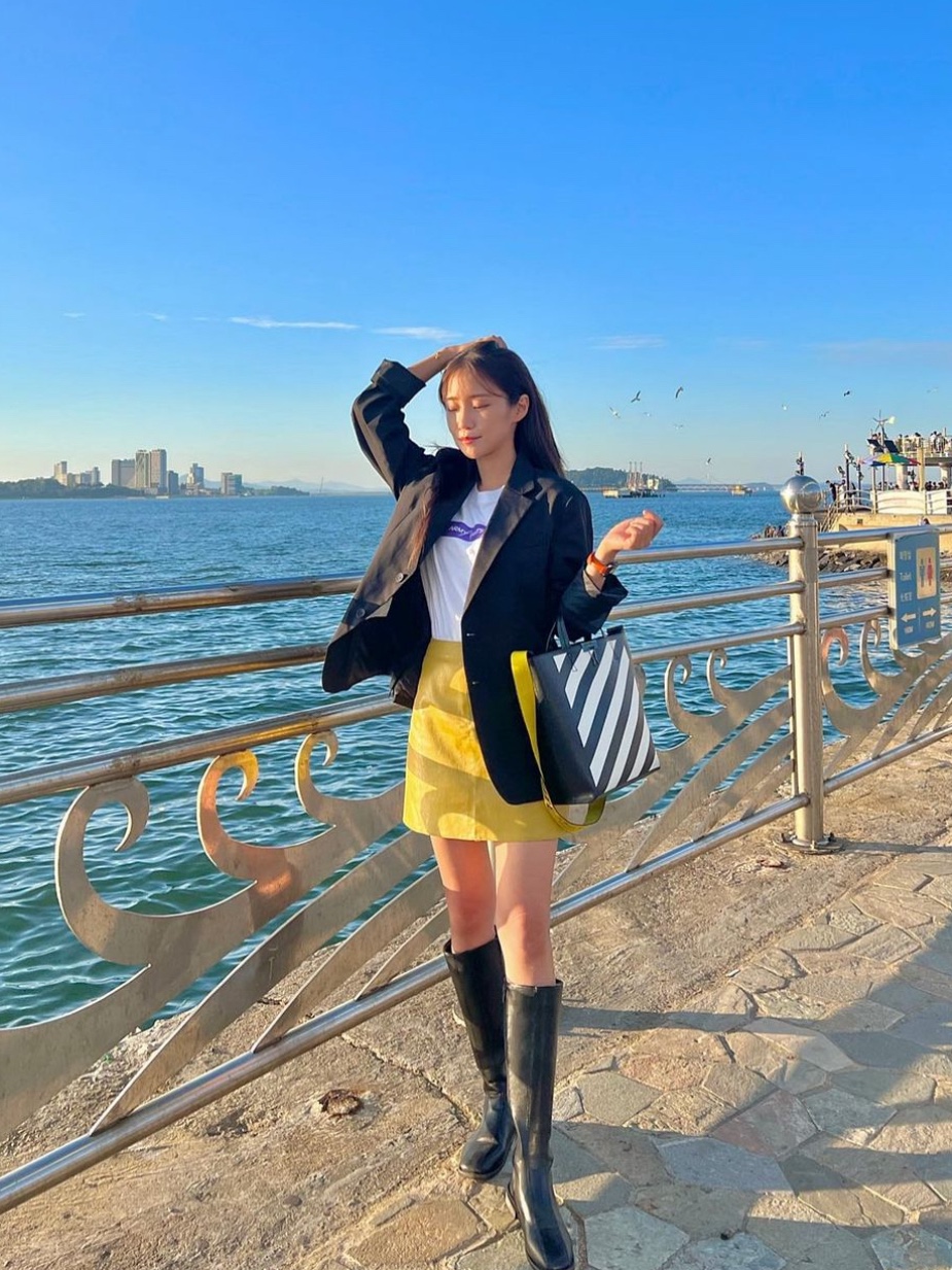 Off-White Binder Diag Saffiano Tote Bag Black 착용 스타일 - 1