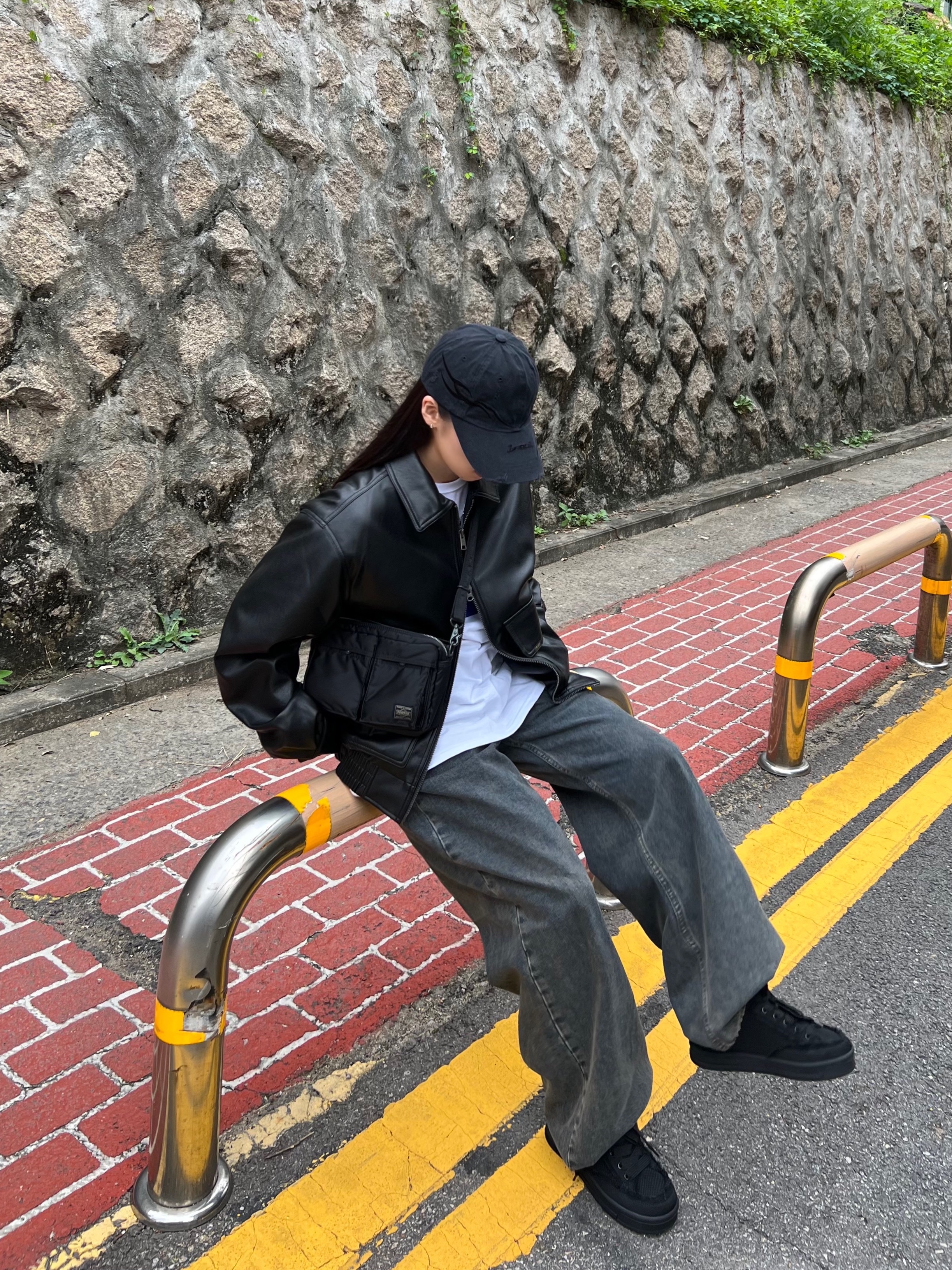 Stussy Stock Box T-Shirt White, Porter Tanker Shoulder Bag Black 착용 스타일 - 1