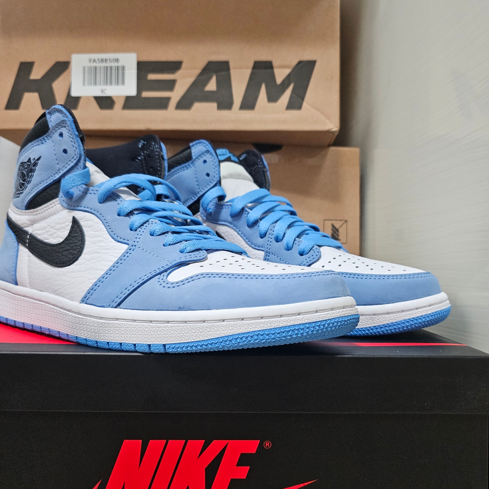 Jordan 1 Retro High OG University Blue 착용 스타일 - 1