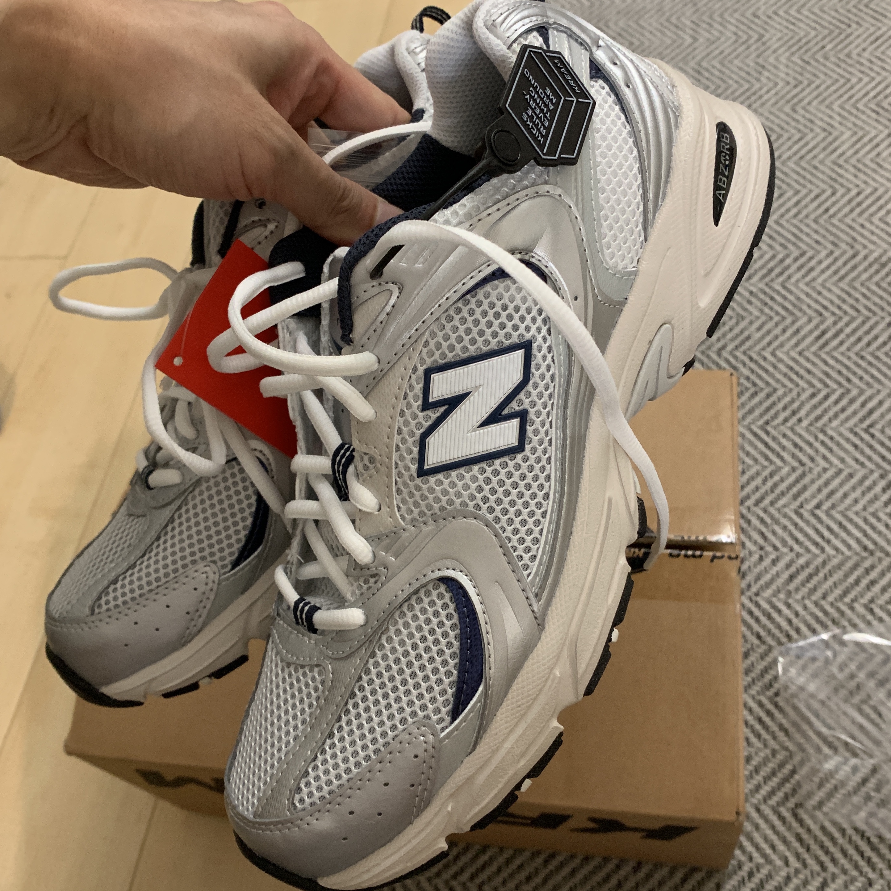 New Balance 530 Steel Grey 착용 스타일 - 1
