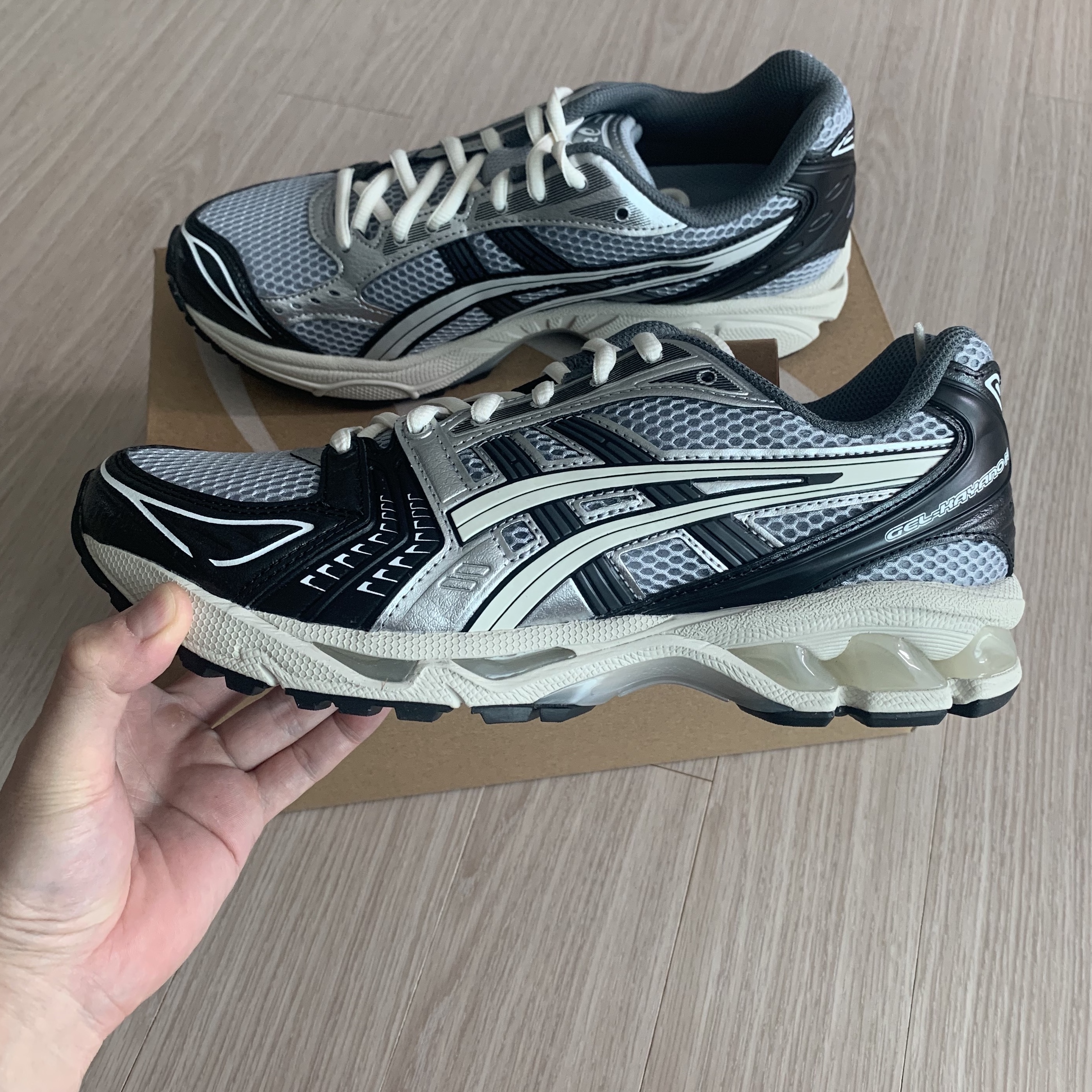 Asics Gel-Kayano 14 Black Glacier Grey 착용 스타일 - 2
