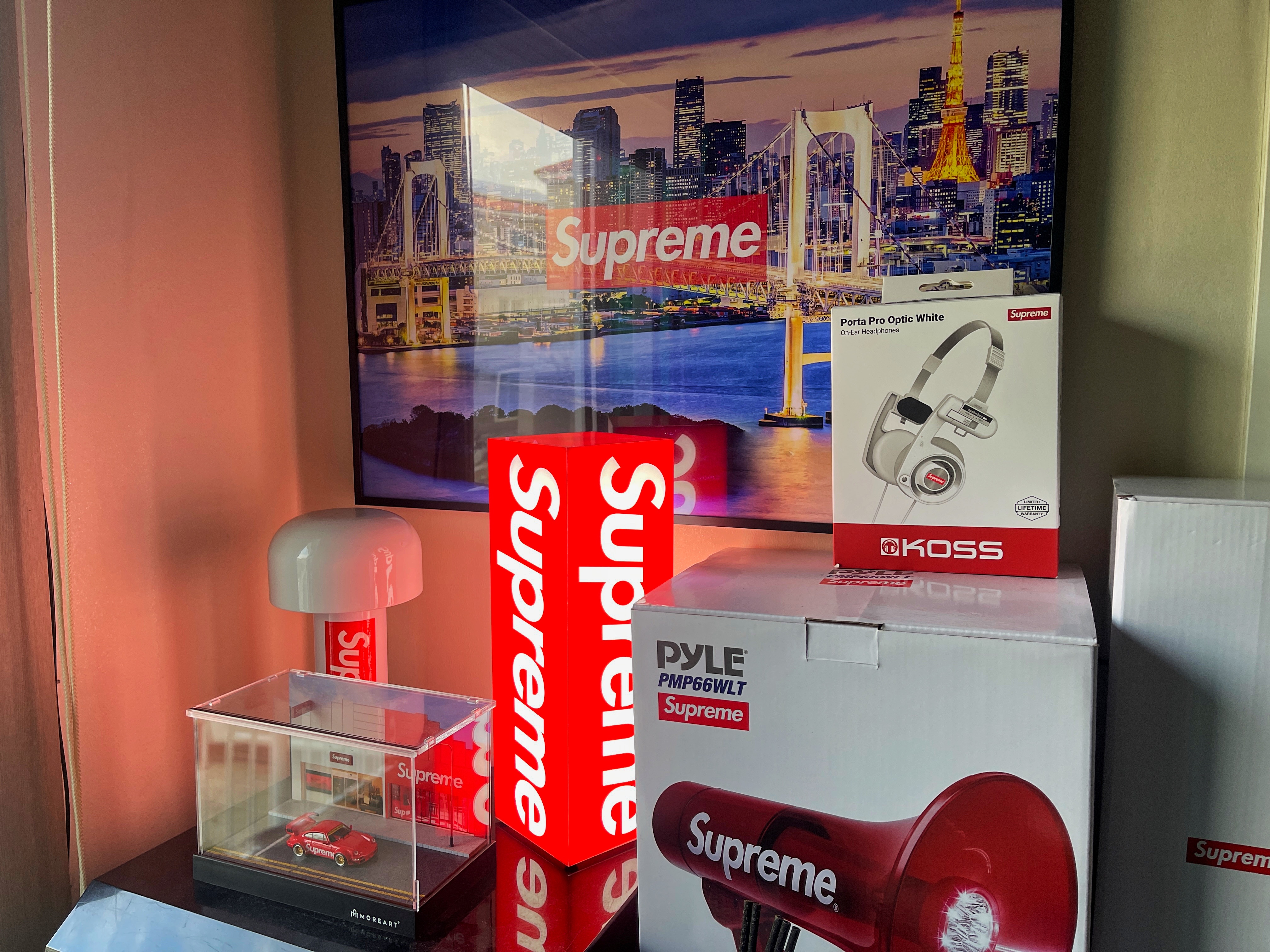 Supreme Pyle Waterproof Megaphone Red - 21FW, Supreme x Koss Portapro Headphones White - 23FW 착용 스타일 - 3