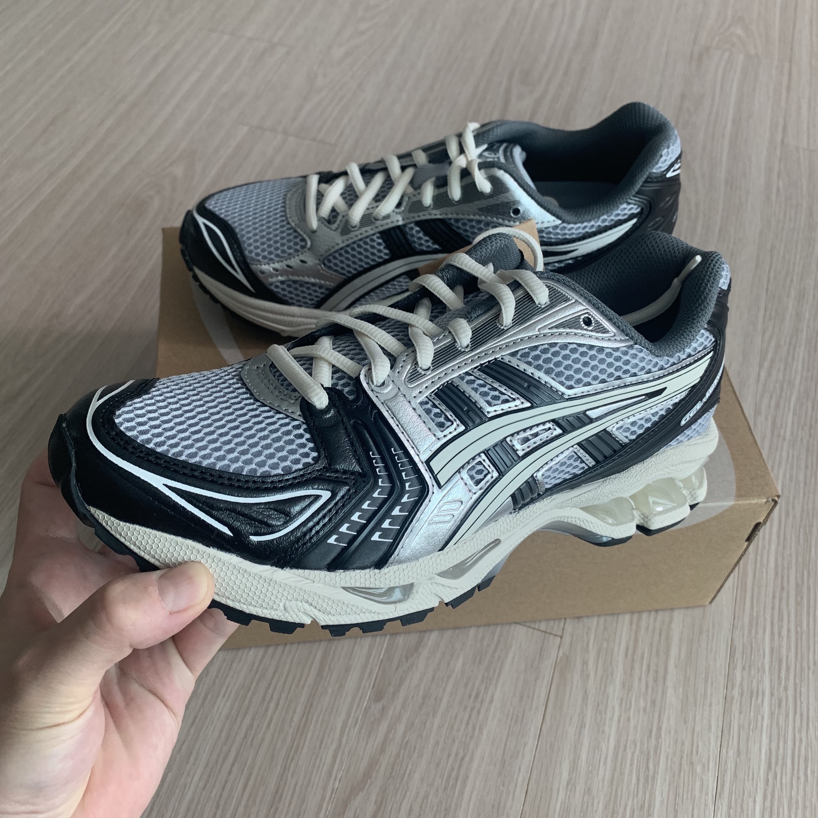 Asics Gel-Kayano 14 Black Glacier Grey 착용 스타일 - 4