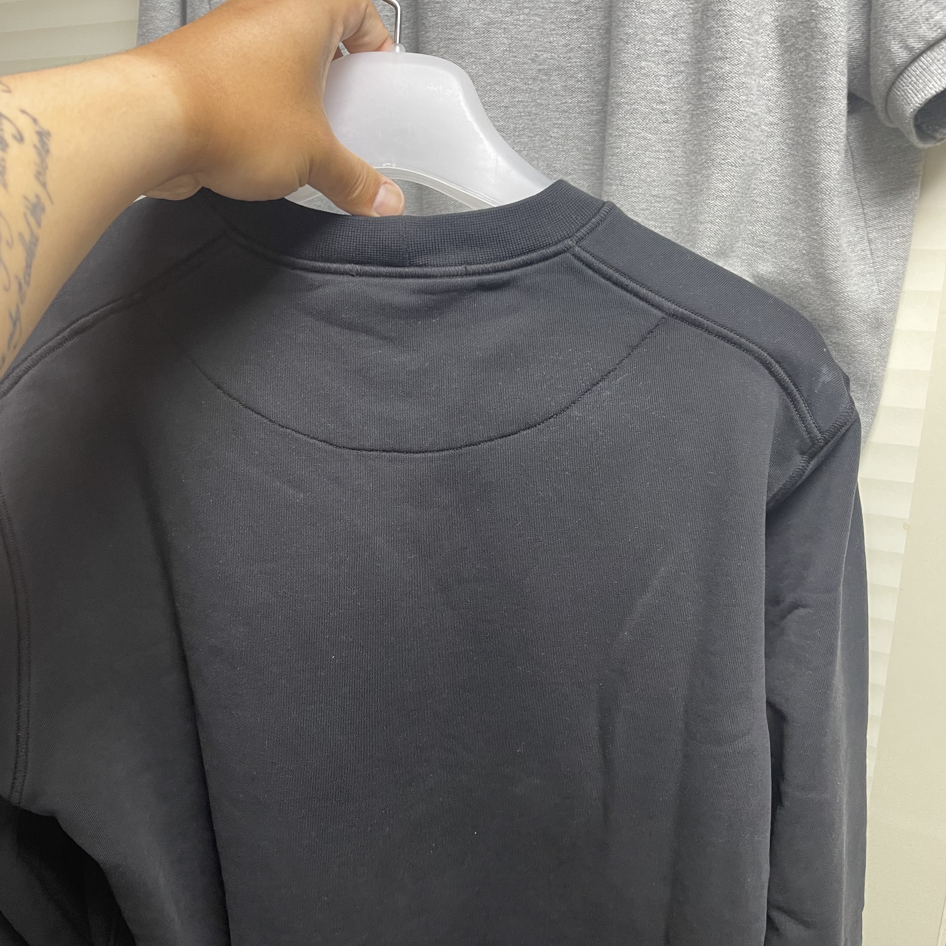 Stone Island 63051 Cotton Fleece Garment Dyed Sweatshirt Black - 23SS 착용 스타일 - 2