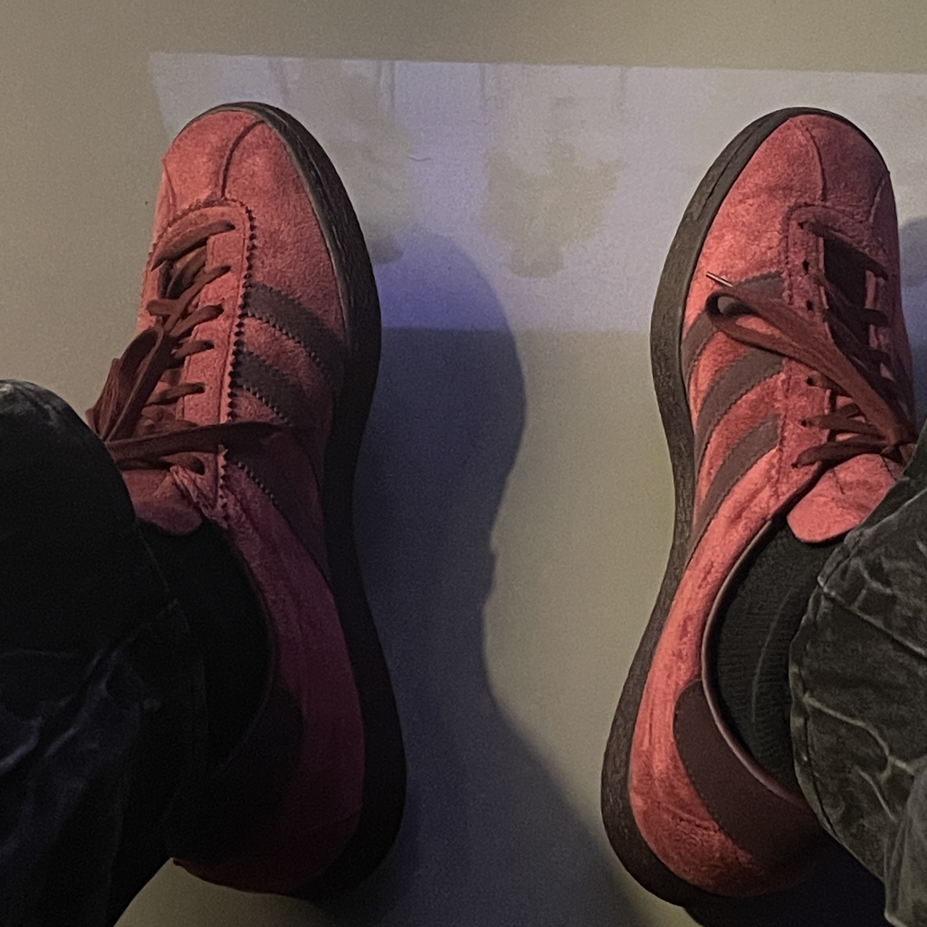 Adidas Tobacco Gruen Collegiate Burgundy, Millo Archive Shell Leather Day Bag Black 착용 스타일 - 2