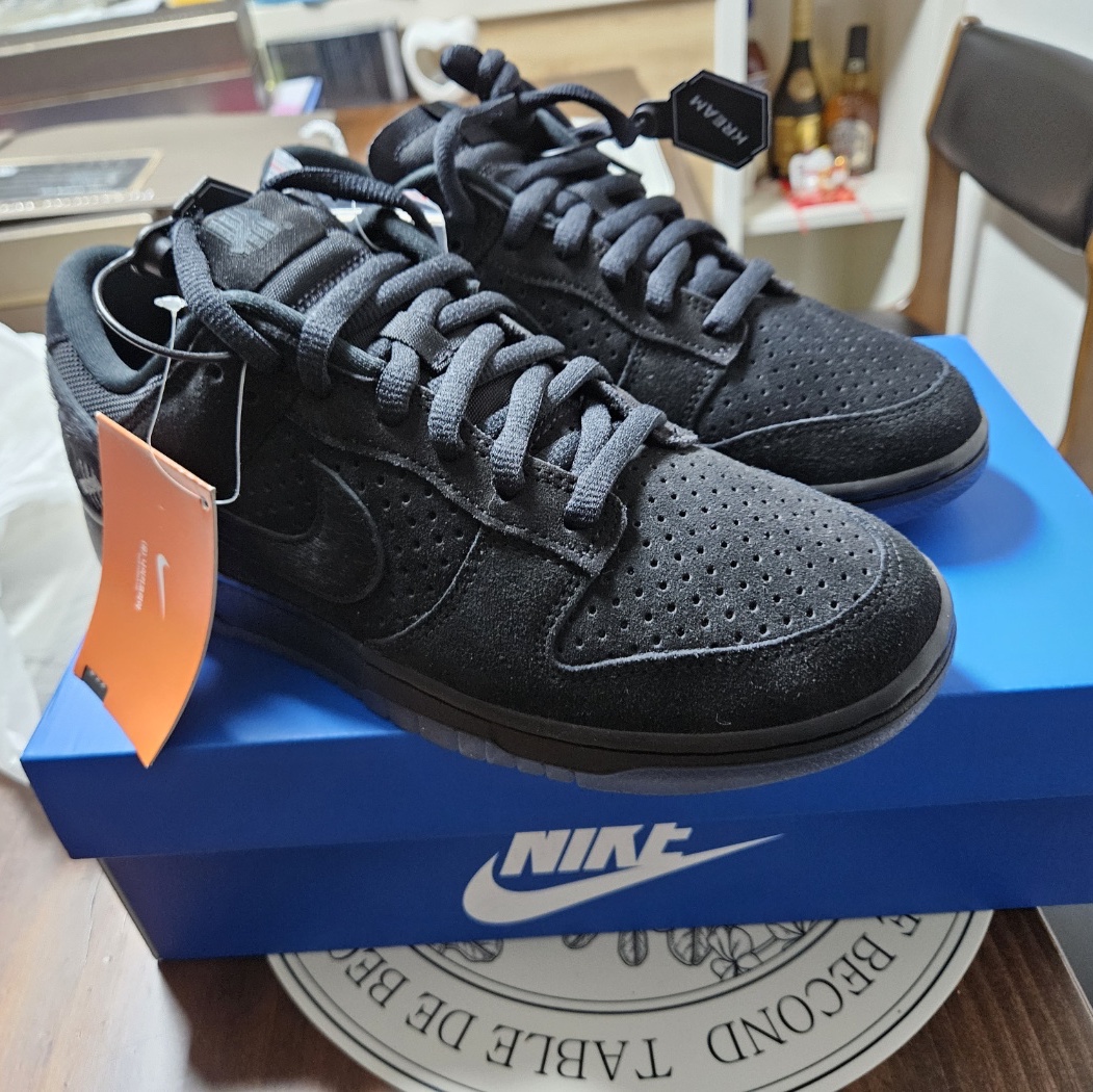 Nike x Undefeated Dunk Low SP 5 On It Black 착용 스타일 - 2