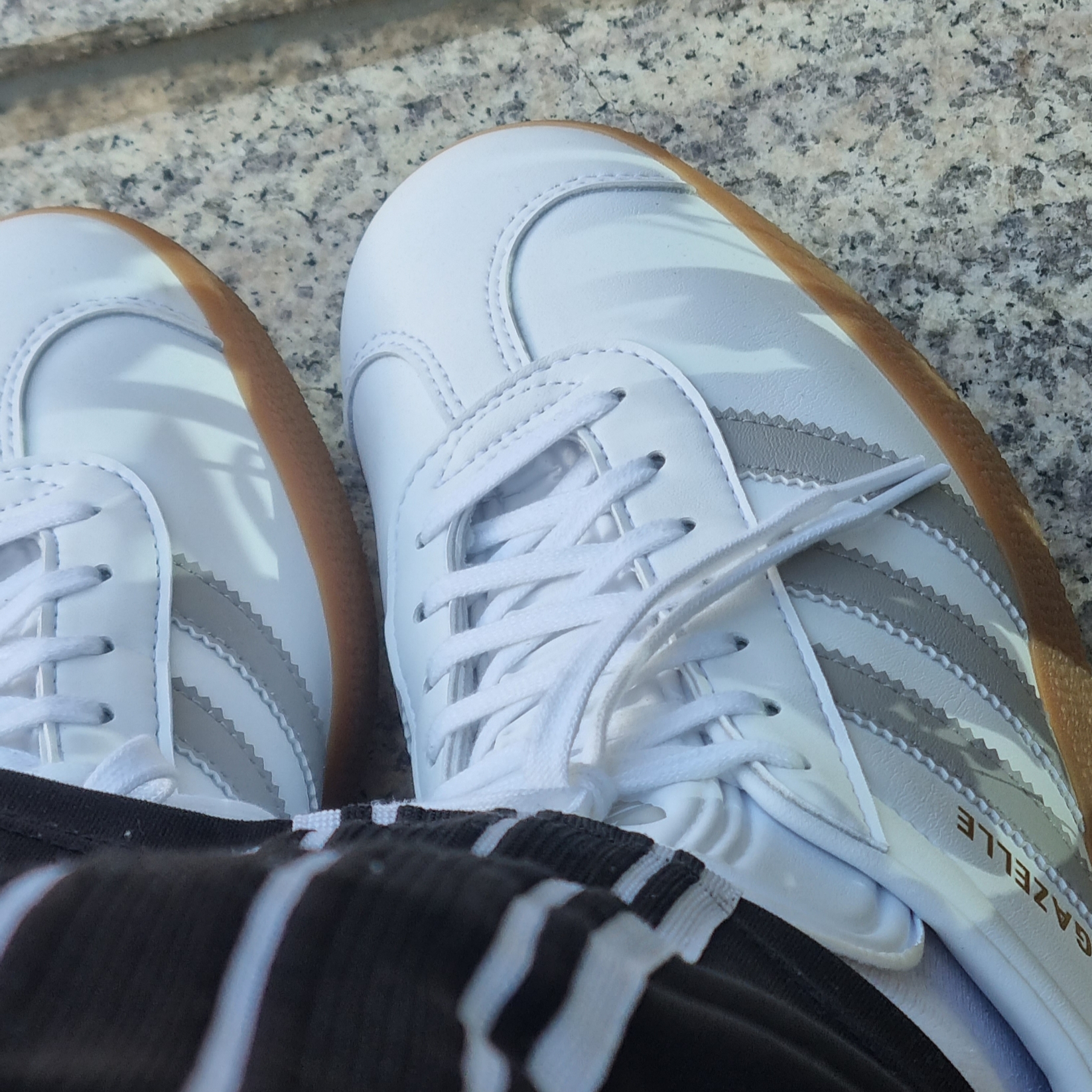 Adidas Gazelle White Grey 착용 스타일