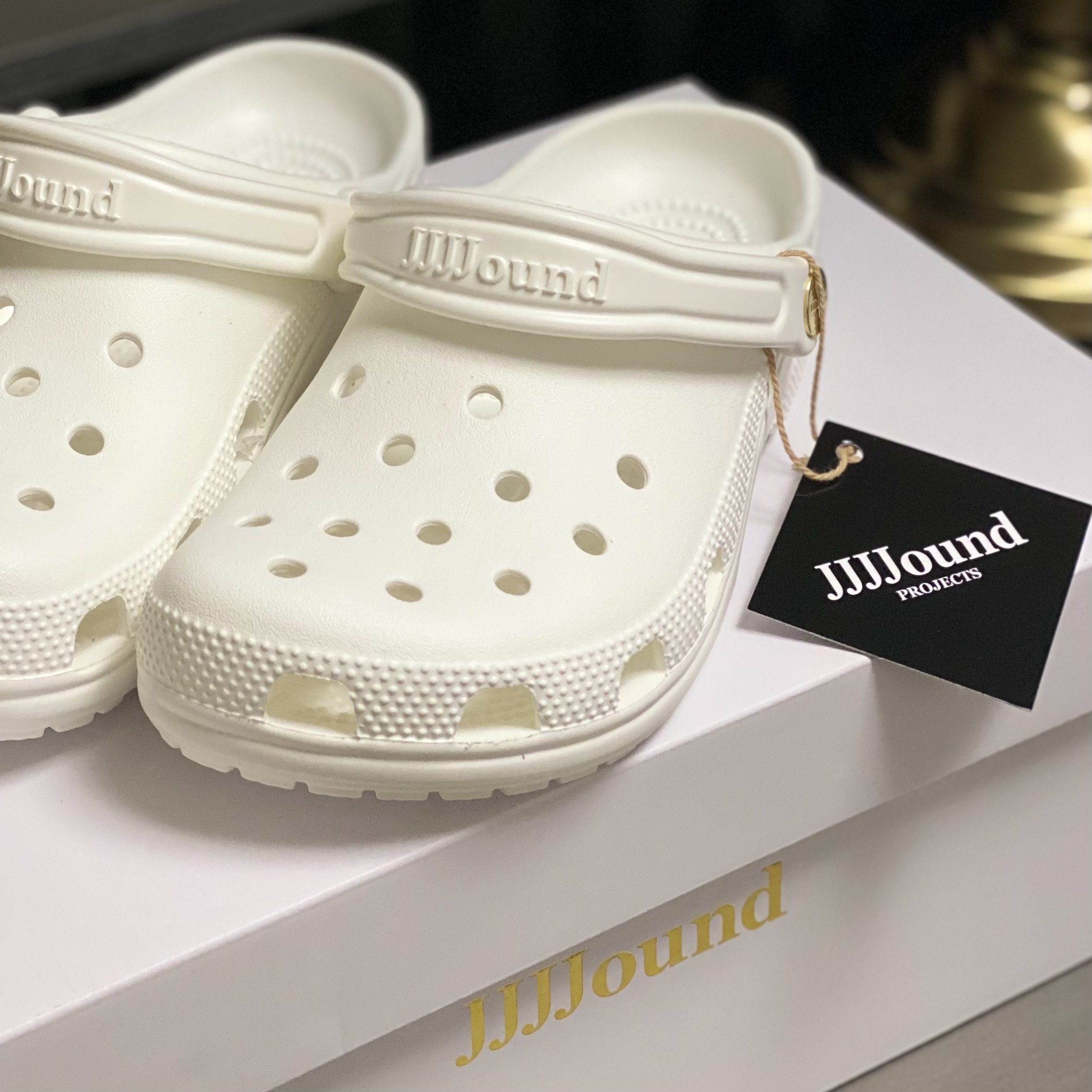 Crocs x JJJJound Classic Clog White 착용 스타일 - 1