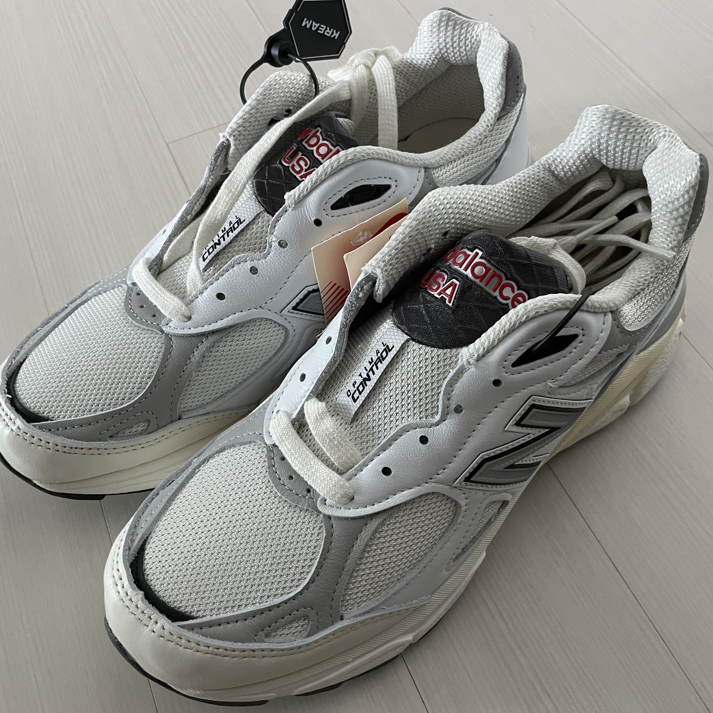 New Balance 990v3 Made in USA Sea Salt 착용 스타일 - 1