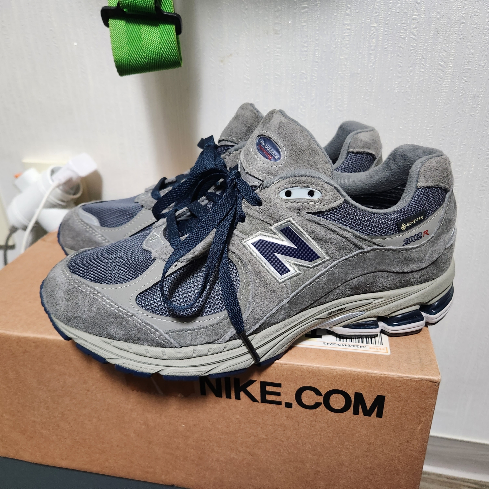 New Balance 2002R Gore-Tex Castlerock Natural Indigo 착용 스타일