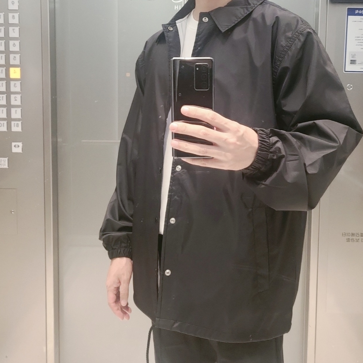 CDG Logo Coach Jacket Black 착용 스타일 - 2