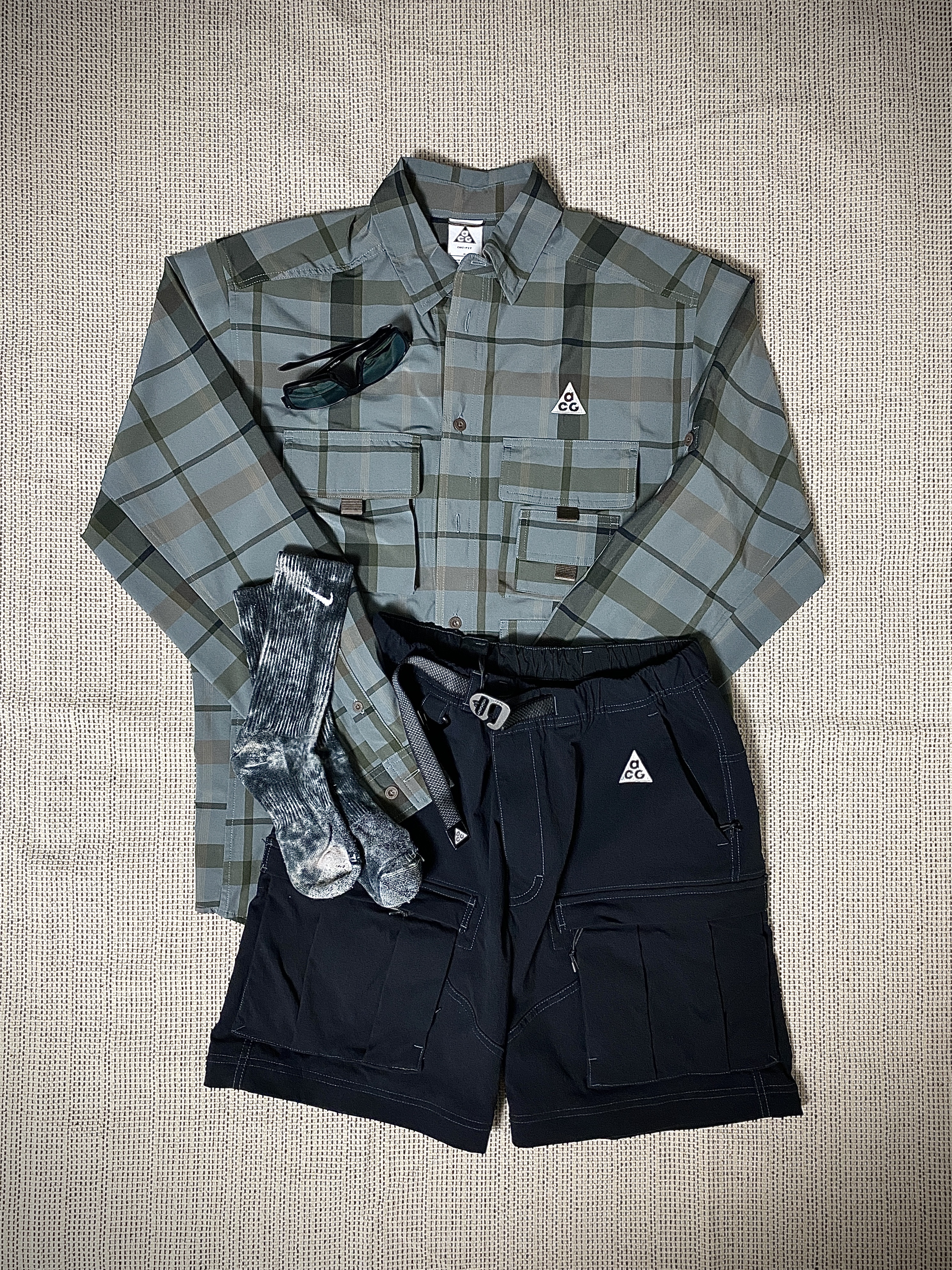 Nike ACG Dri-Fit UV Devastation Trail Shirt Smoke Grey - Asia, Nike ACG Smith Summit Cargo Pants Black Summit White - Asia 착용 스타일 - 3