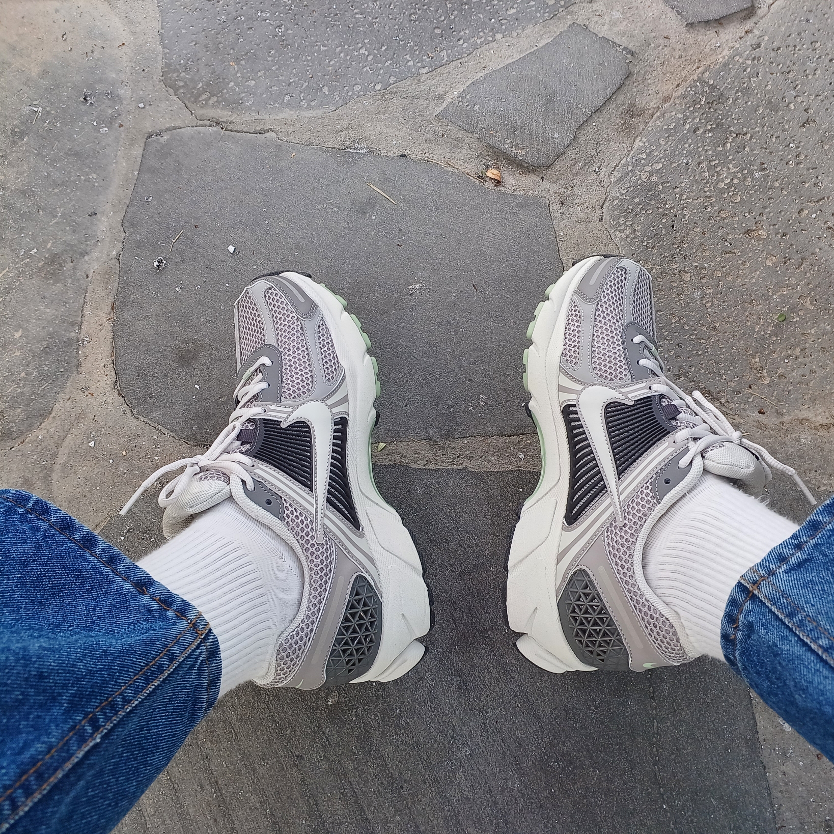 (W) Nike Zoom Vomero 5 Cobblestone and Flat Pewter 착용 스타일 - 1