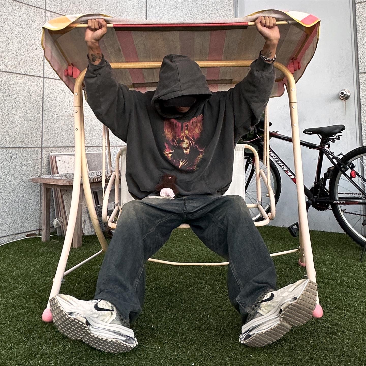 Undermycar Death Eaters Oversized Hoodie Fiesta - 23FW, Undermycar Iek Hand Brush Washed Wide Jeans Corrosion Blue - 23FW 착용 스타일 - 3