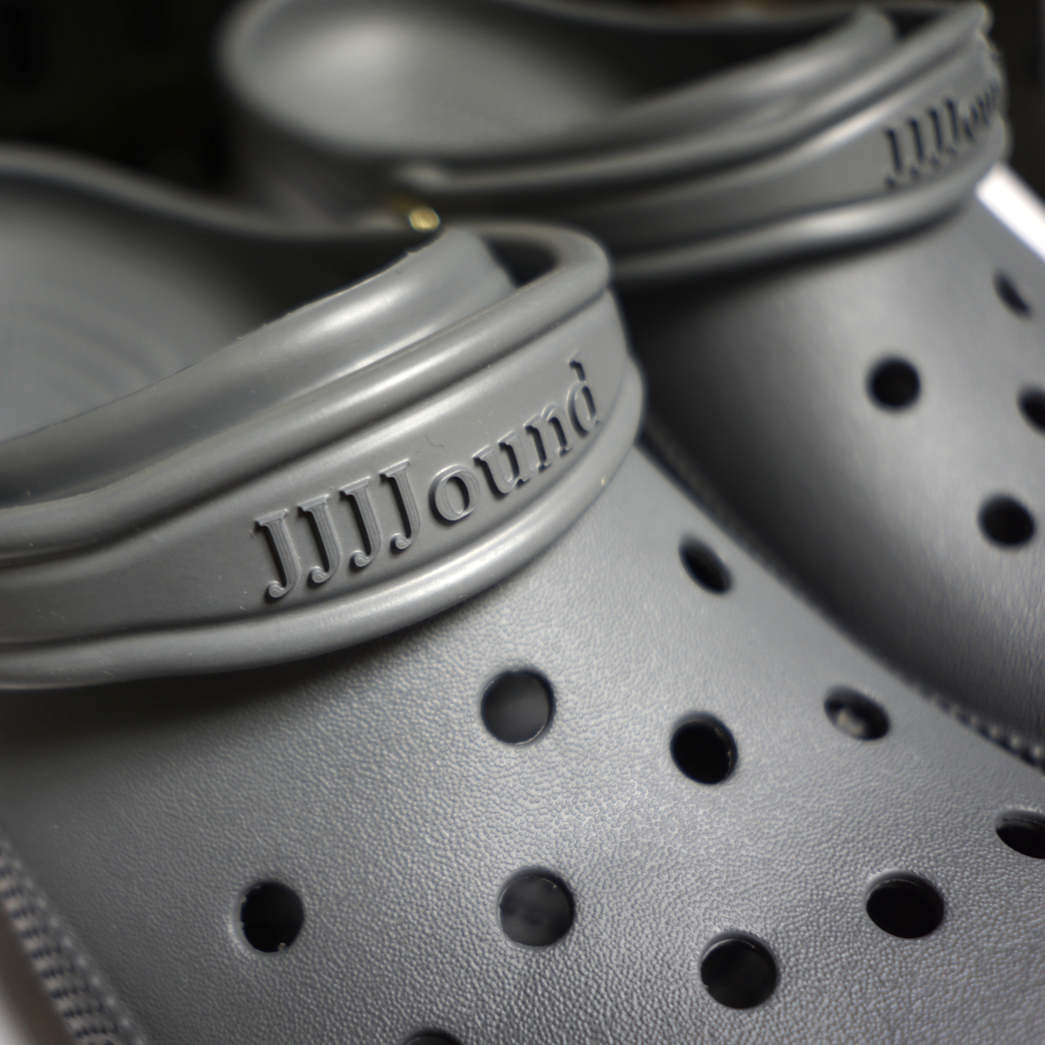 Crocs x JJJJound Classic Clog Slate Grey 착용 스타일 - 2