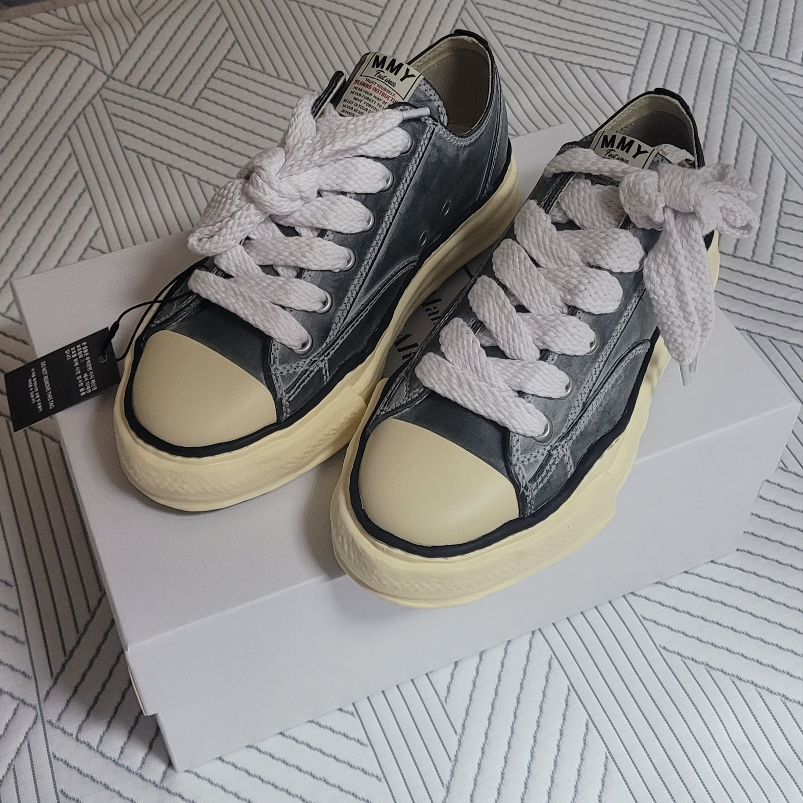 Maison Mihara Yasuhiro Peterson OG Sole Paraffin Leather Low-top Sneakers Black 착용 스타일