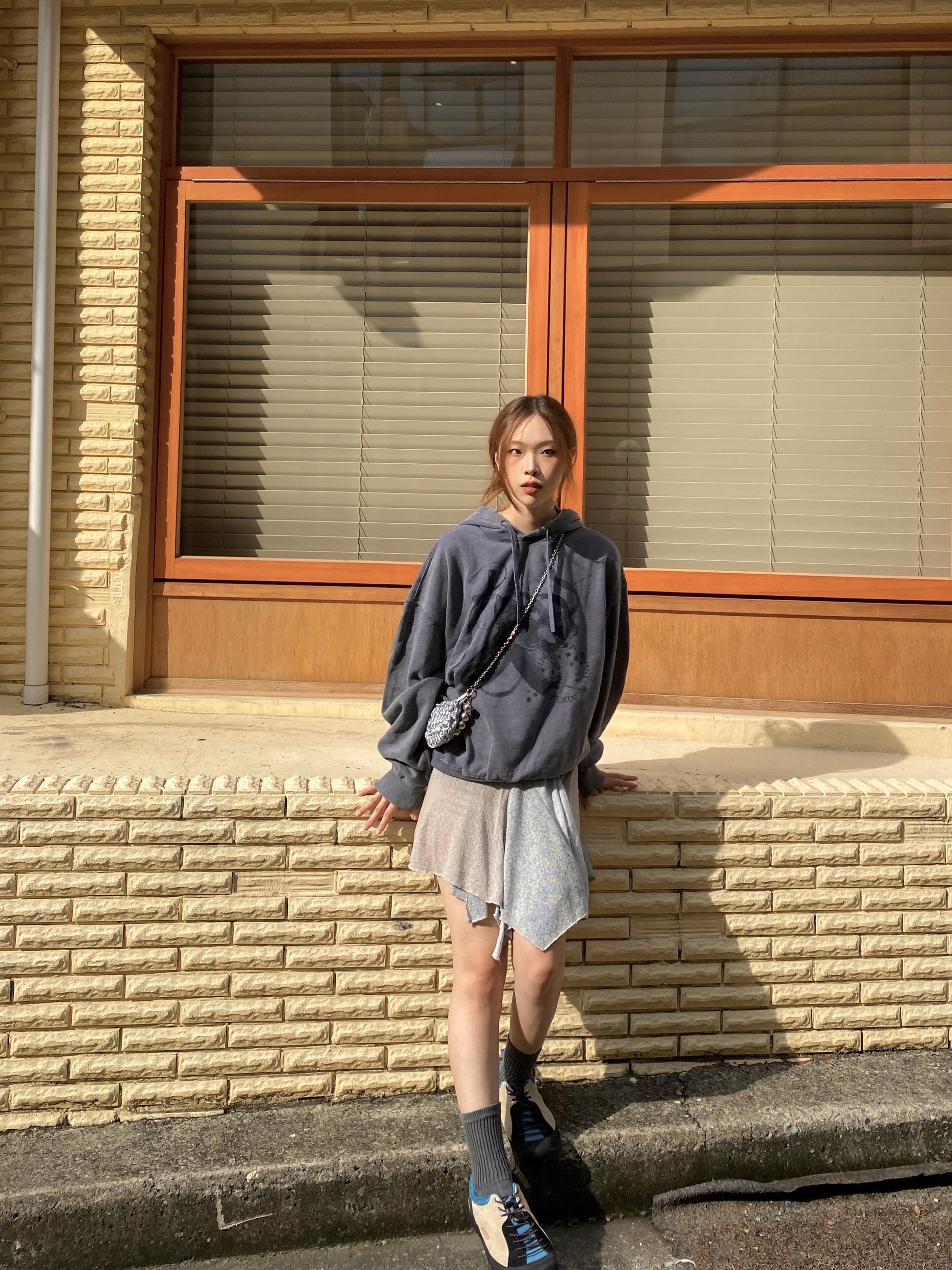 Keen Jasper Rocks SP Sneakers Beige, Heeari Women Lav Satin Knit Mini Bag Silver 착용 스타일 - 3