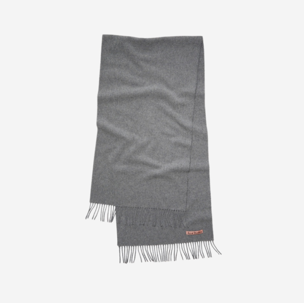 Acne Studios Narrow Wool Fringe Muffler Grey Melange, Acne Studios Narrow Wool Fringe Muffler Rose Melange 착용 스타일 - 1