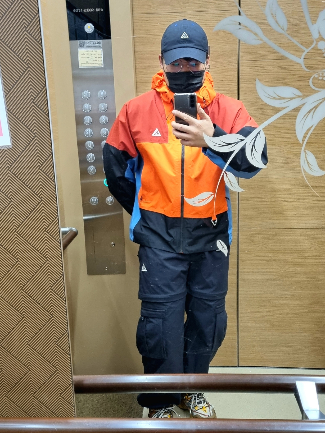 Nike ACG Storm-Fit ADV Chain of Craters Jacket Orange Black Blue - US/EU, (W) Nike ACG Smith Summit Zip-Off Pants Black - Asia 착용 스타일